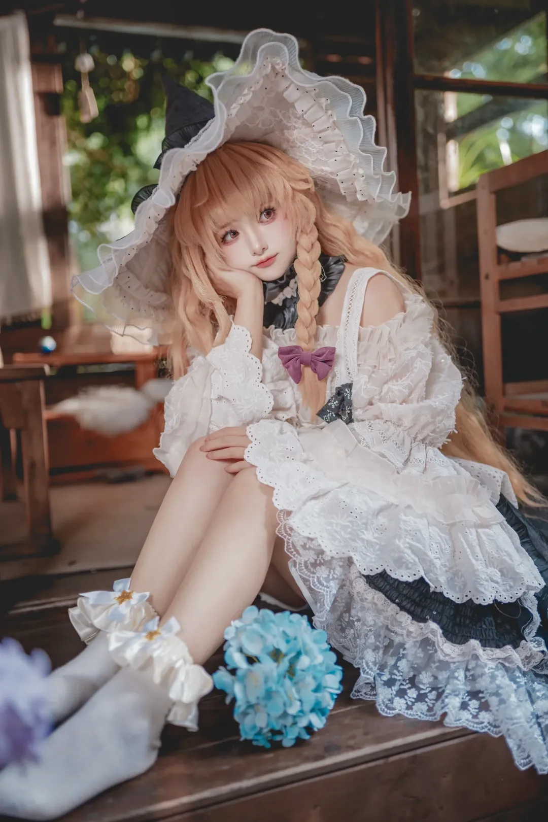 【雾雨魔理沙cos】东方project黑白魔法使的复古木屋写真