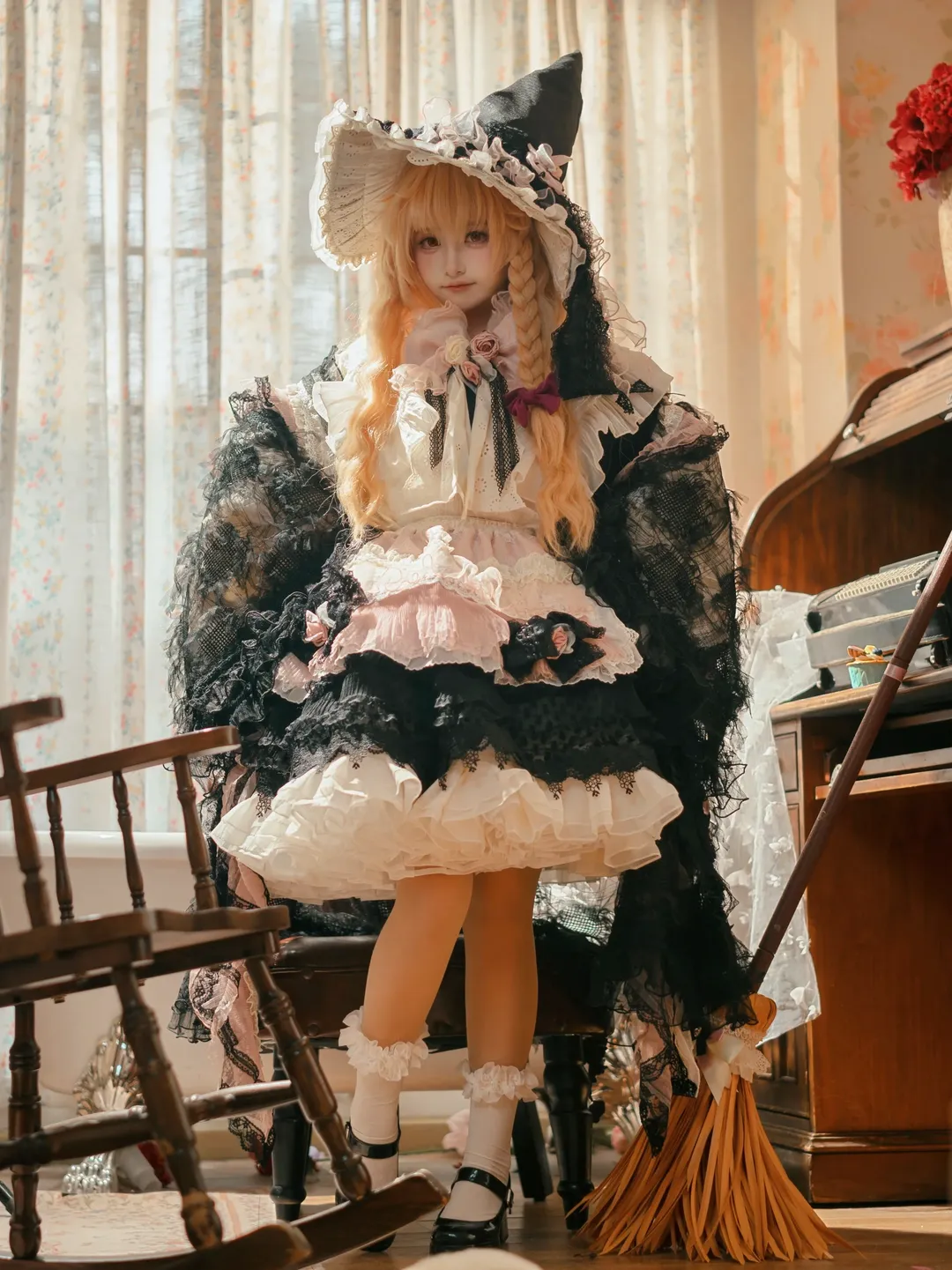 【霧雨魔理沙 コスプレ】東方Projectの魔女、ホウキのもうひとつの使い方 - 1 枚目