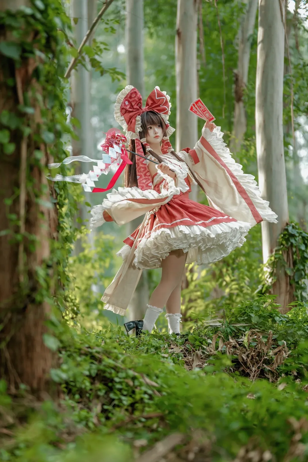 【博丽灵梦cos】林深见巫女，万绿丛中的那一抹红白 - 第 1 张