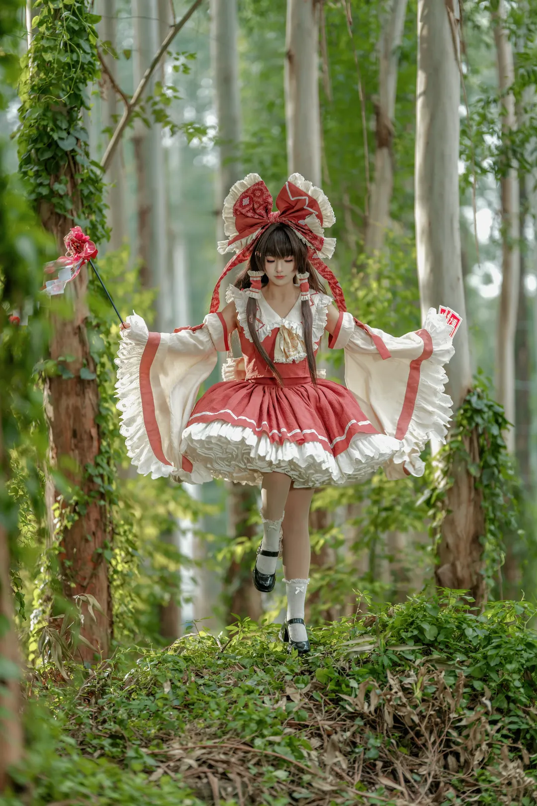 【博丽灵梦cos】林深见巫女，万绿丛中的那一抹红白 - 第 4 张