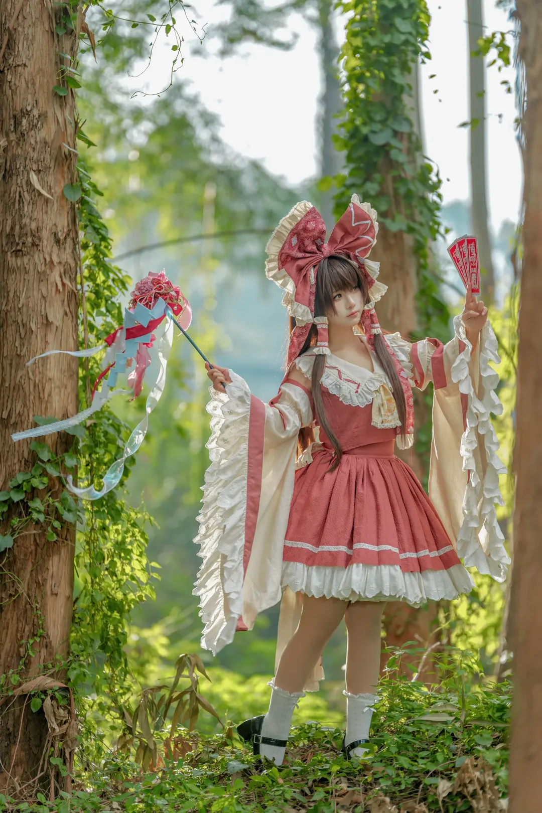 【博丽灵梦cos】林深见巫女，万绿丛中的那一抹红白 - 第 5 张