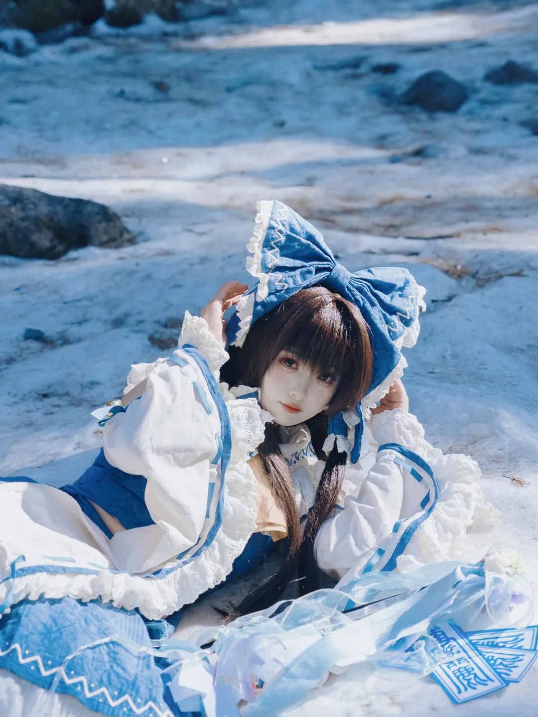 【博丽灵梦cos】东方Project冬日雪景里的青灵梦 - 第 1 张