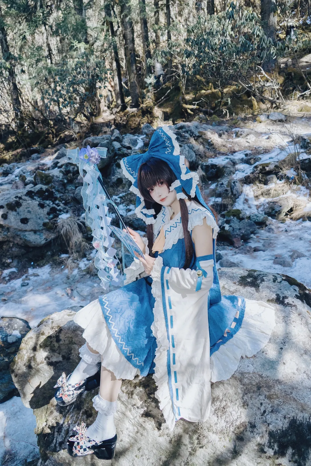 【博丽灵梦cos】东方Project冬日雪景里的青灵梦 - 第 2 张