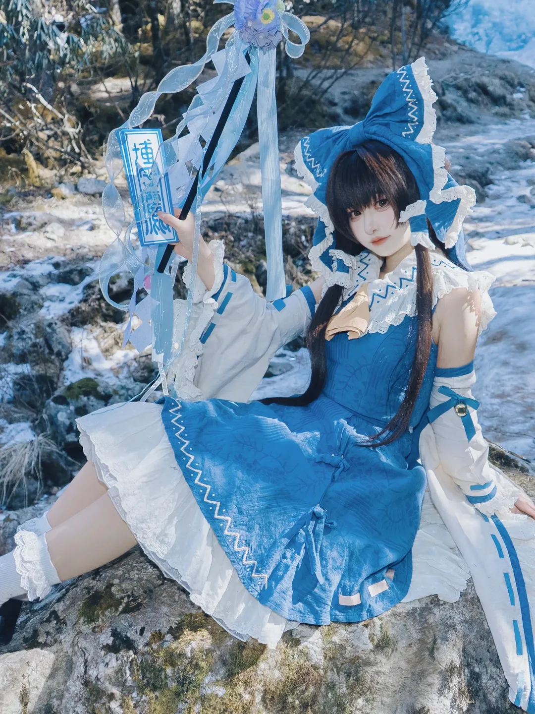 【博丽灵梦cos】东方Project冬日雪景里的青灵梦