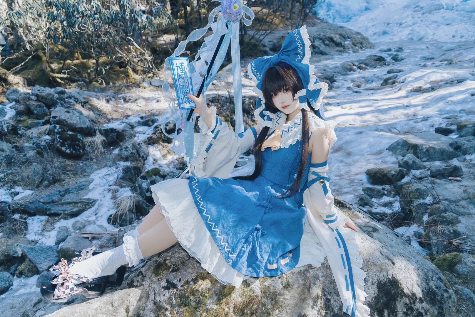 【博丽灵梦cos】东方Project冬日雪景里的青灵梦 - 第 4 张