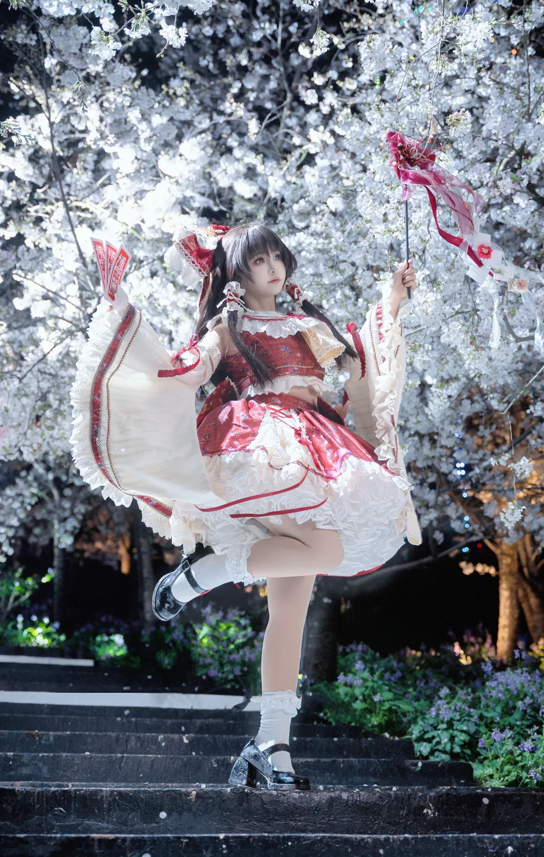[Reimu Hakurei Cosplay] Night Cherry Blossoms and the Red-and-White Shrine Maiden of Gensokyo