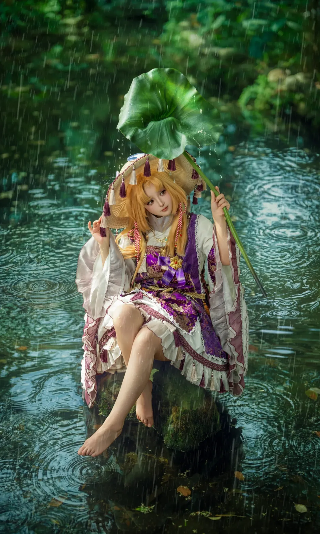 【洩矢诹访子cos】雨中的青蛙子，东方Project的自然物语