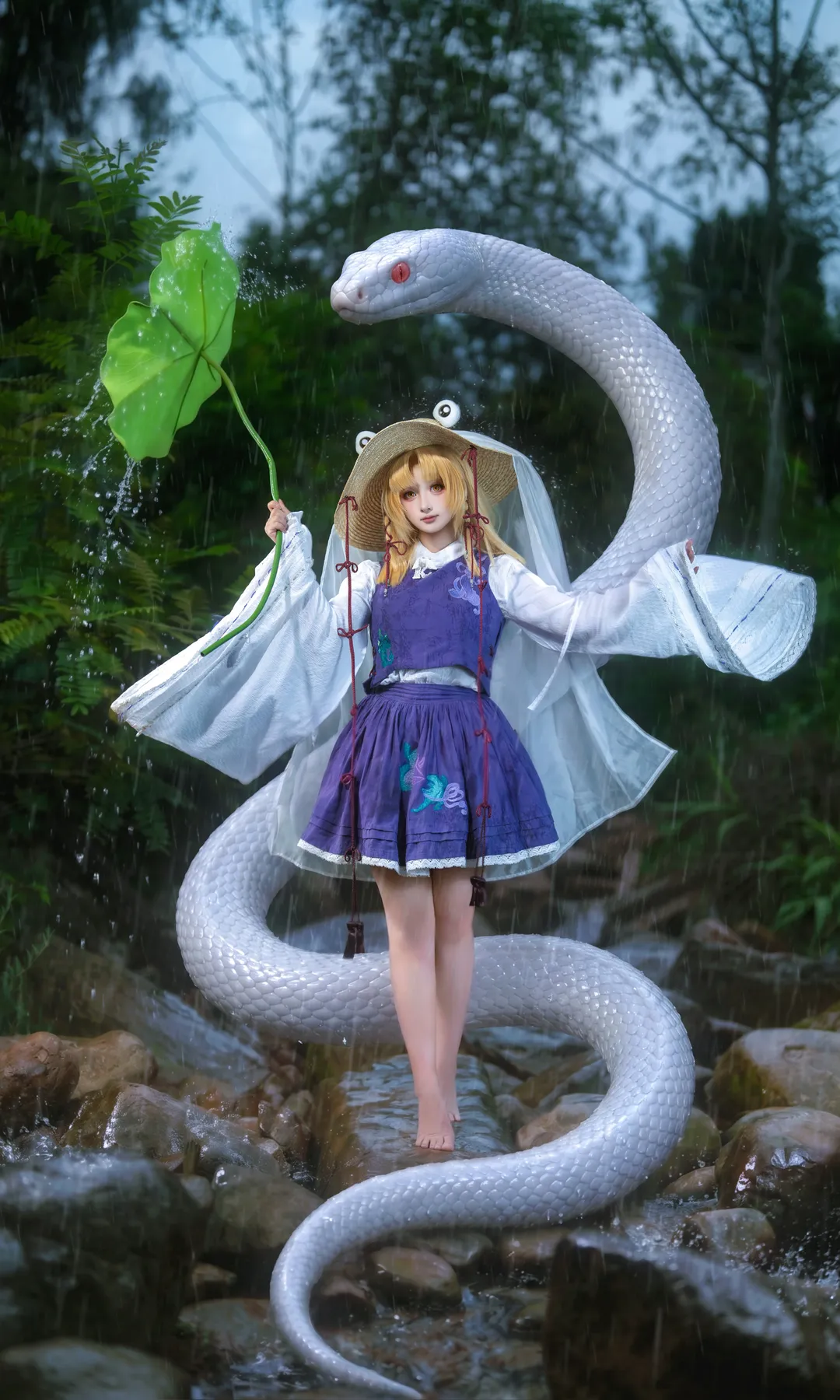 【洩矢诹访子cos】东方project里的土著神，雨中的赤口白蛇