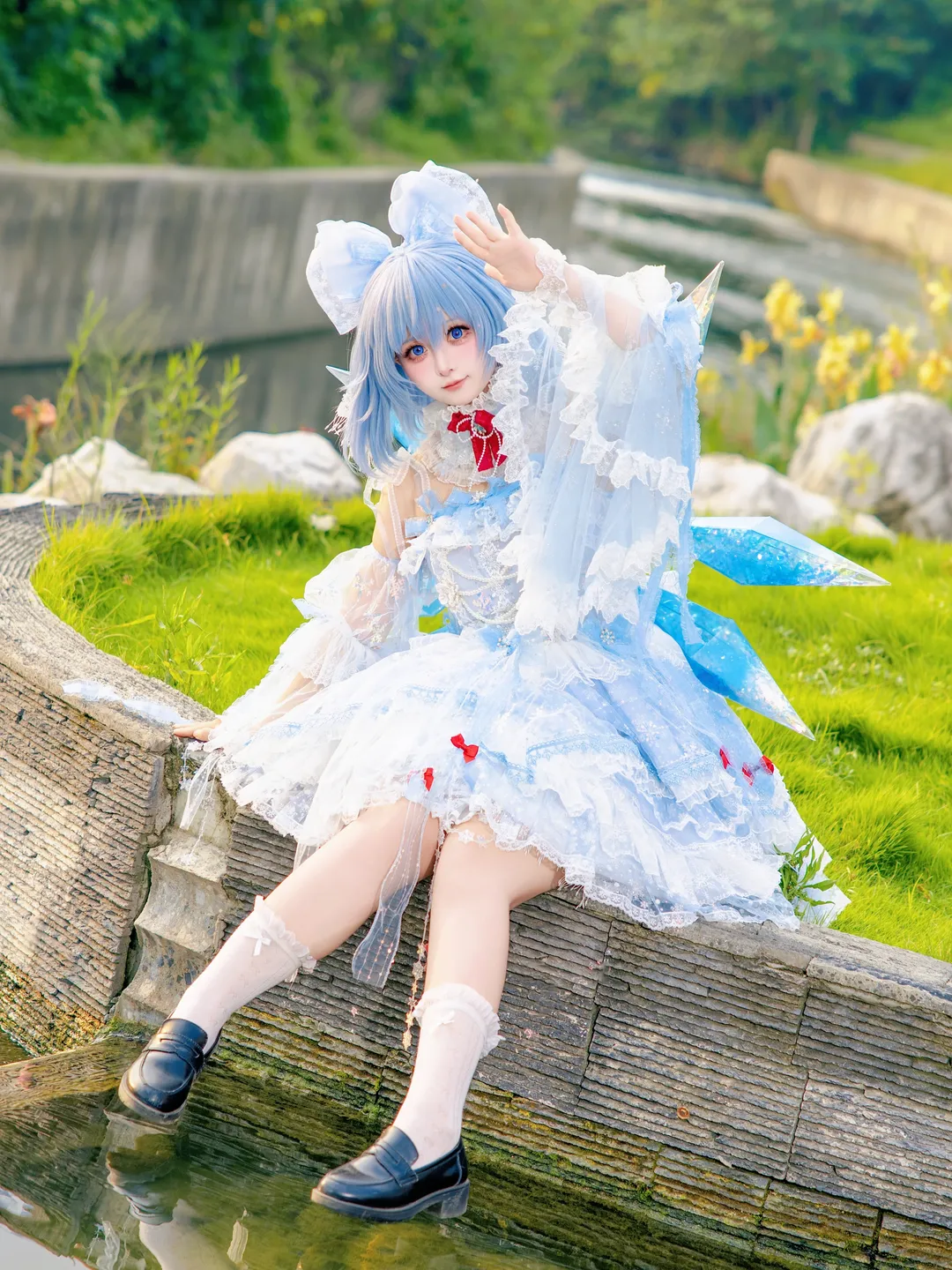 【琪露诺cos】水边的冰之妖精，展现夏日的清凉与灵动 - 第 1 张