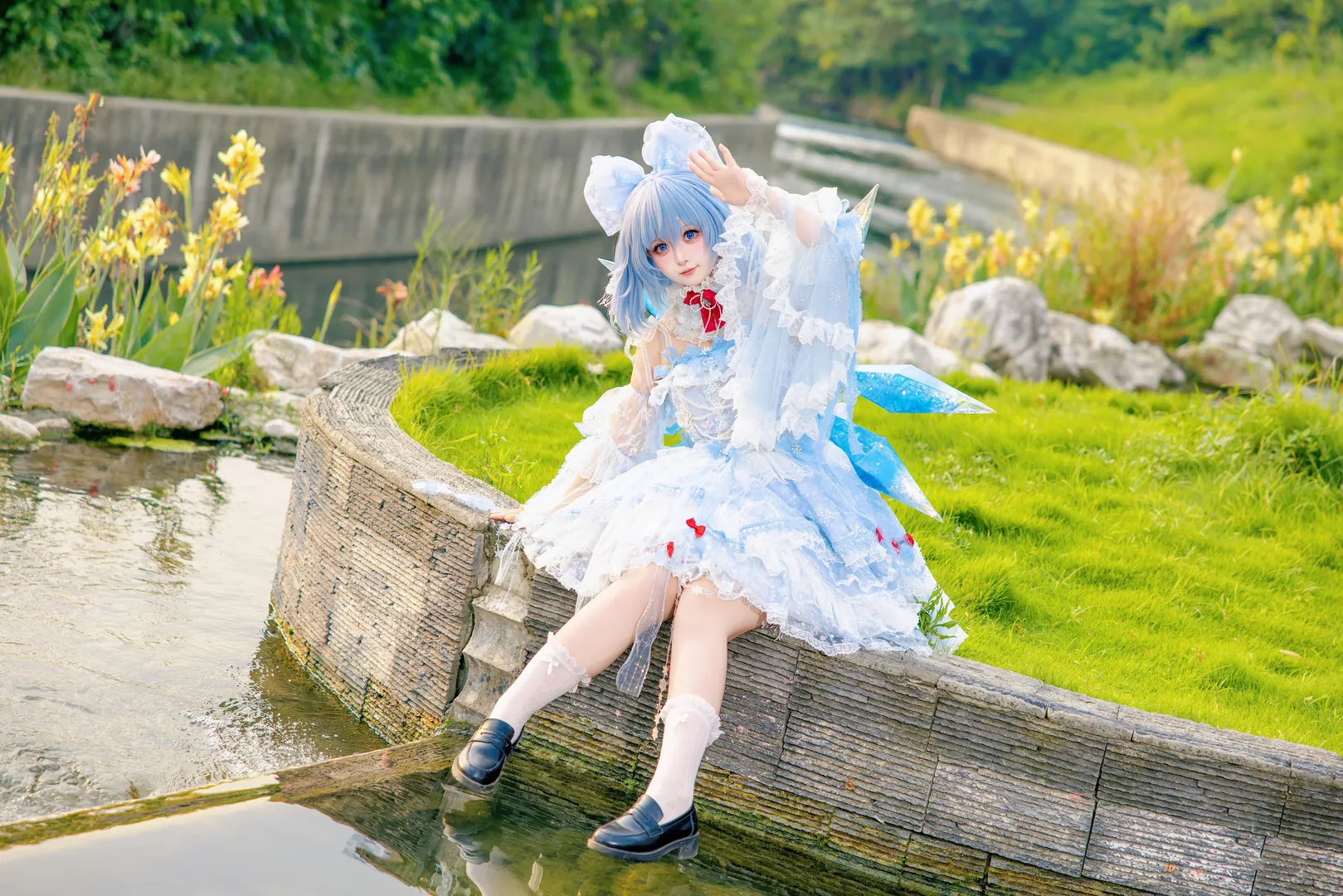 【琪露诺cos】水边的冰之妖精，展现夏日的清凉与灵动 - 第 2 张