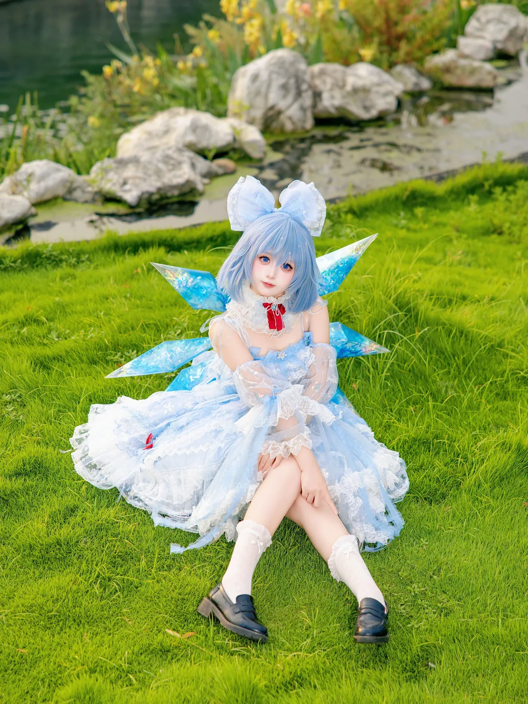 【琪露诺cos】水边的冰之妖精，展现夏日的清凉与灵动 - 第 3 张