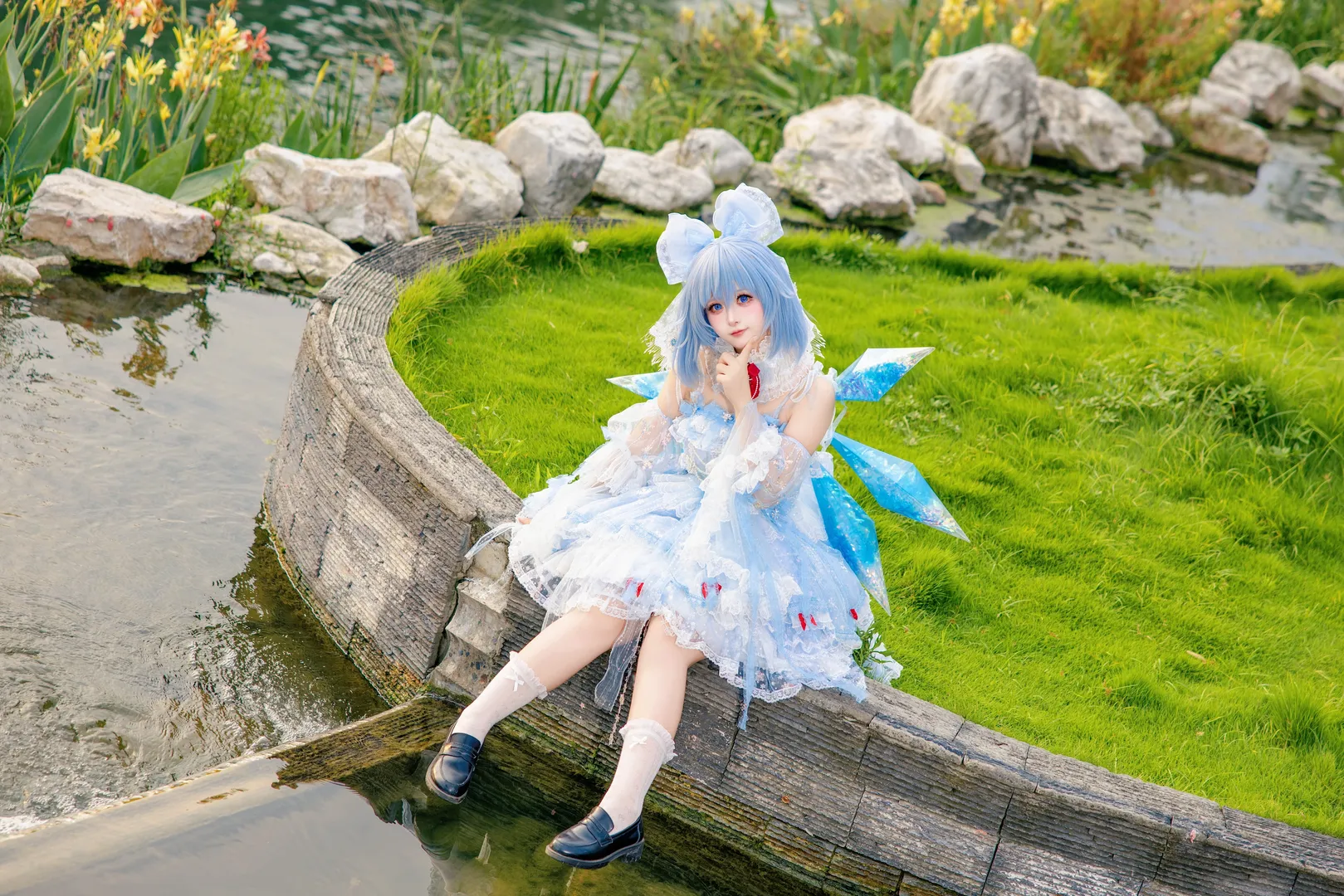 【琪露诺cos】水边的冰之妖精，展现夏日的清凉与灵动 - 第 5 张