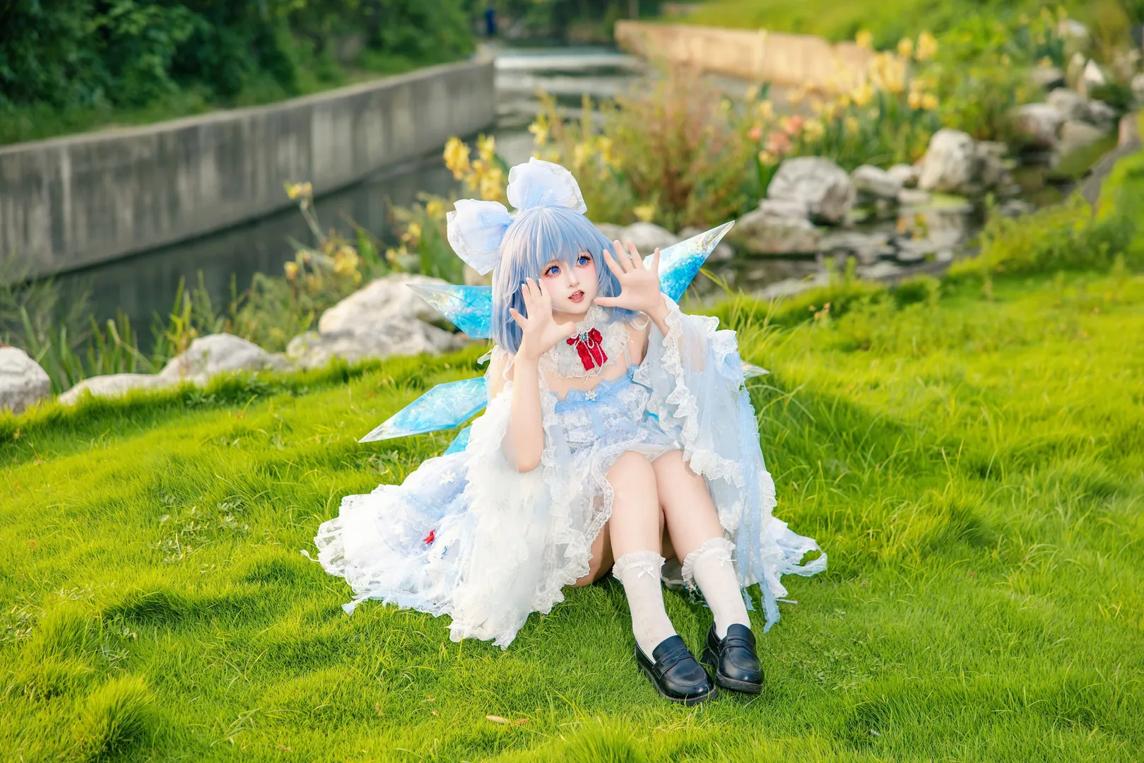 【琪露诺cos】水边的冰之妖精，展现夏日的清凉与灵动 - 第 6 张