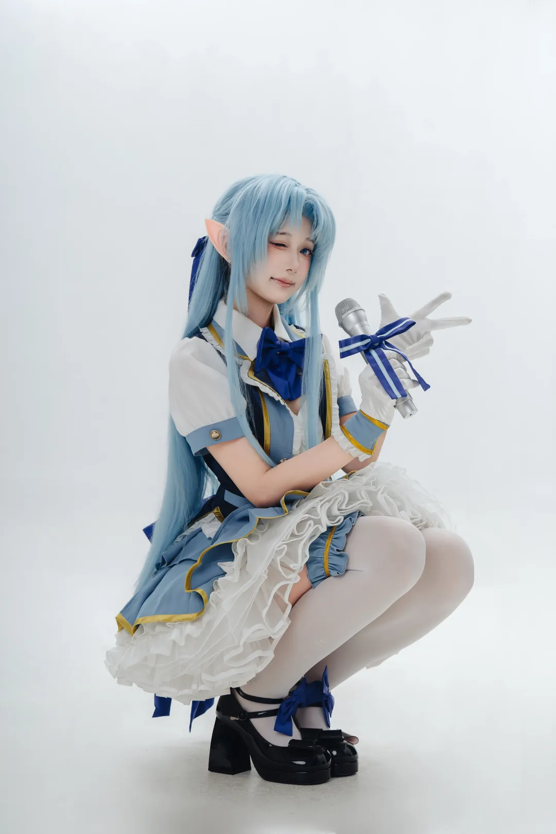 【亚丝娜cos】蓝白学院偶像风，手持麦克风的下蹲特写