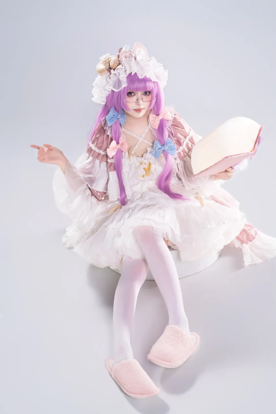 【パチュリー コスプレ】東方Project 静寂の午後、白ホリに佇む魔女と魔導書 - 1 枚目