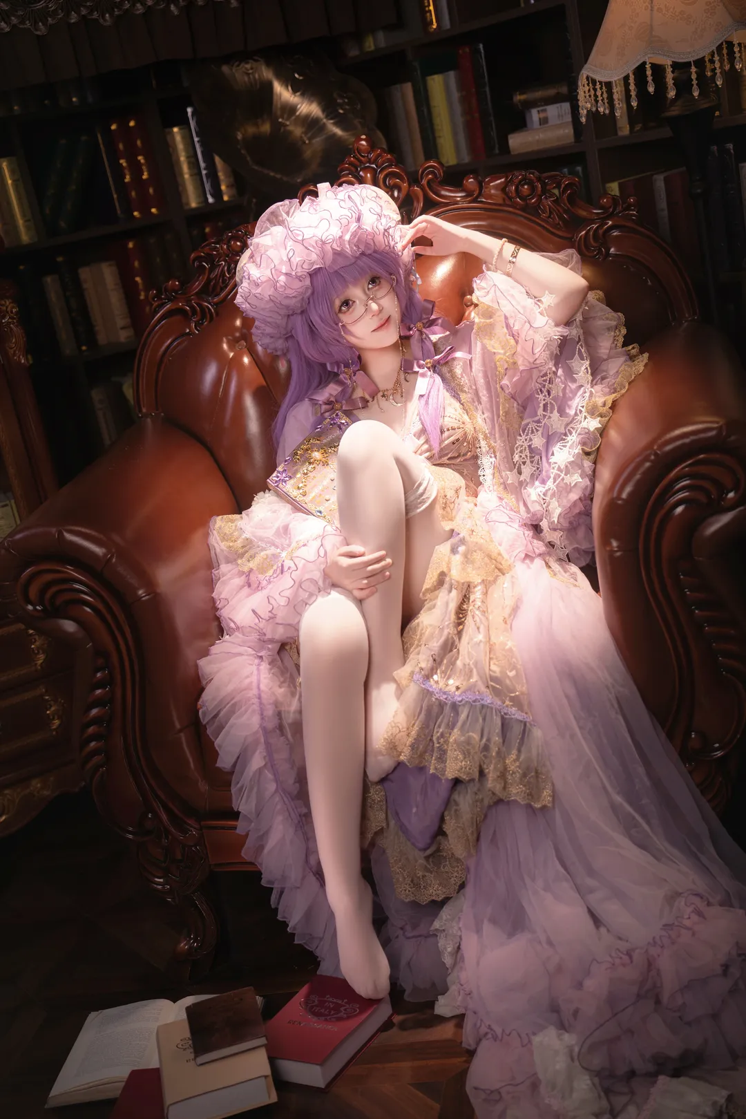 【Patchouli Cosplay】The Seven-Colored Magician of the Sleeping Library - Image 1