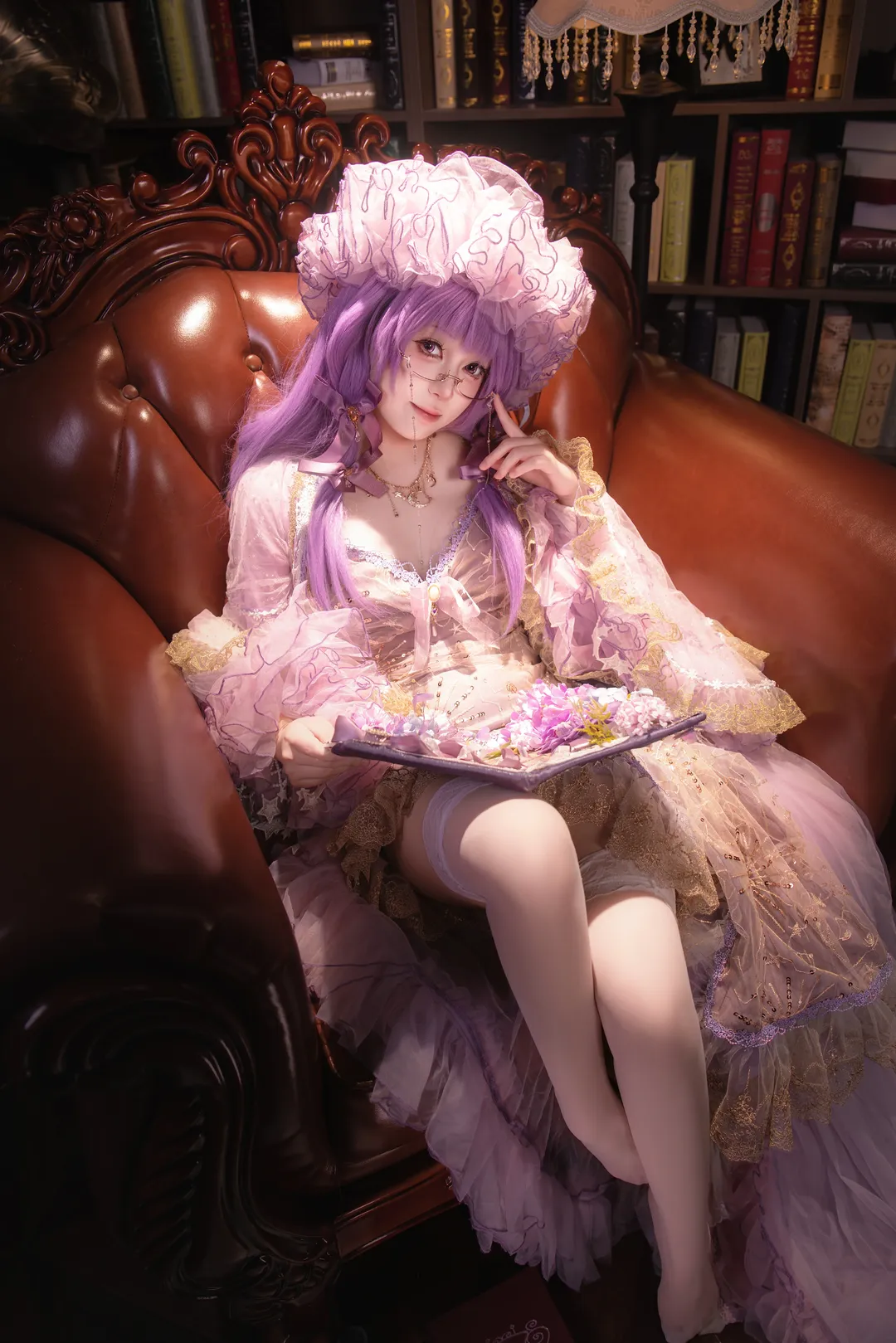 【Patchouli Cosplay】The Seven-Colored Magician of the Sleeping Library - Image 4