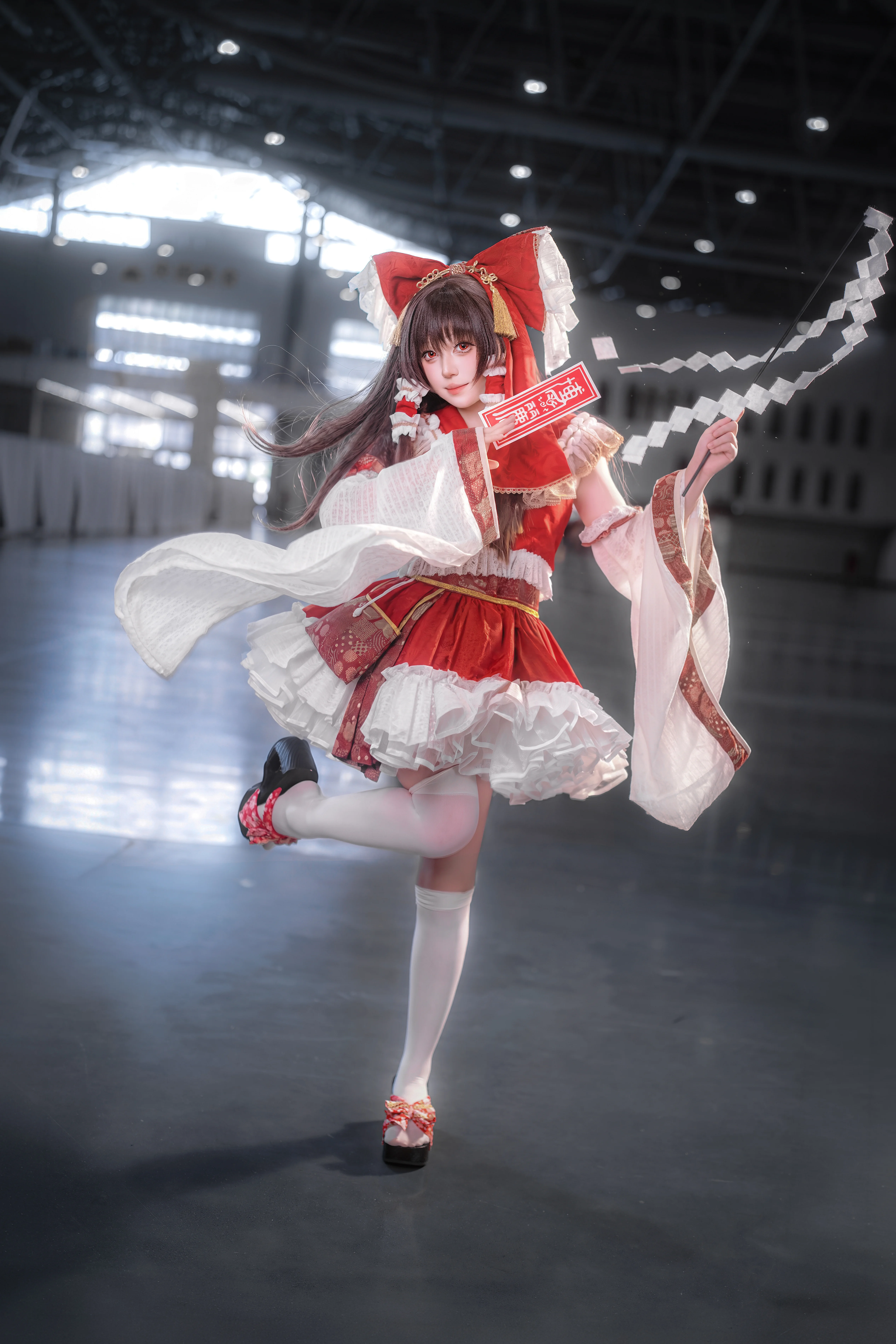 [Reimu Hakurei Cosplay] Shrine Maiden of Paradise, Red-and-White Blessings at the Convention Center - Image 1