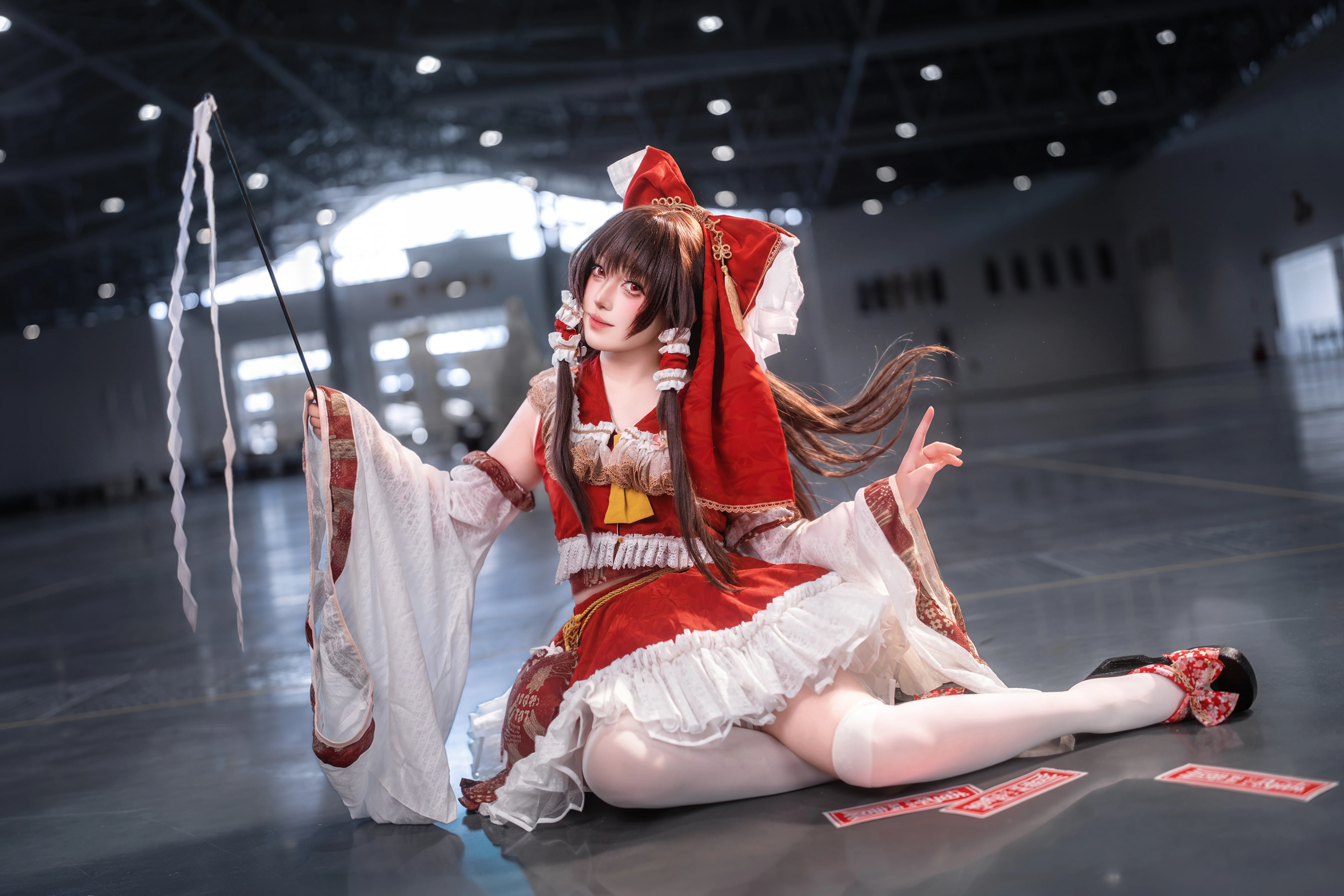 [Reimu Hakurei Cosplay] Shrine Maiden of Paradise, Red-and-White Blessings at the Convention Center - Image 2