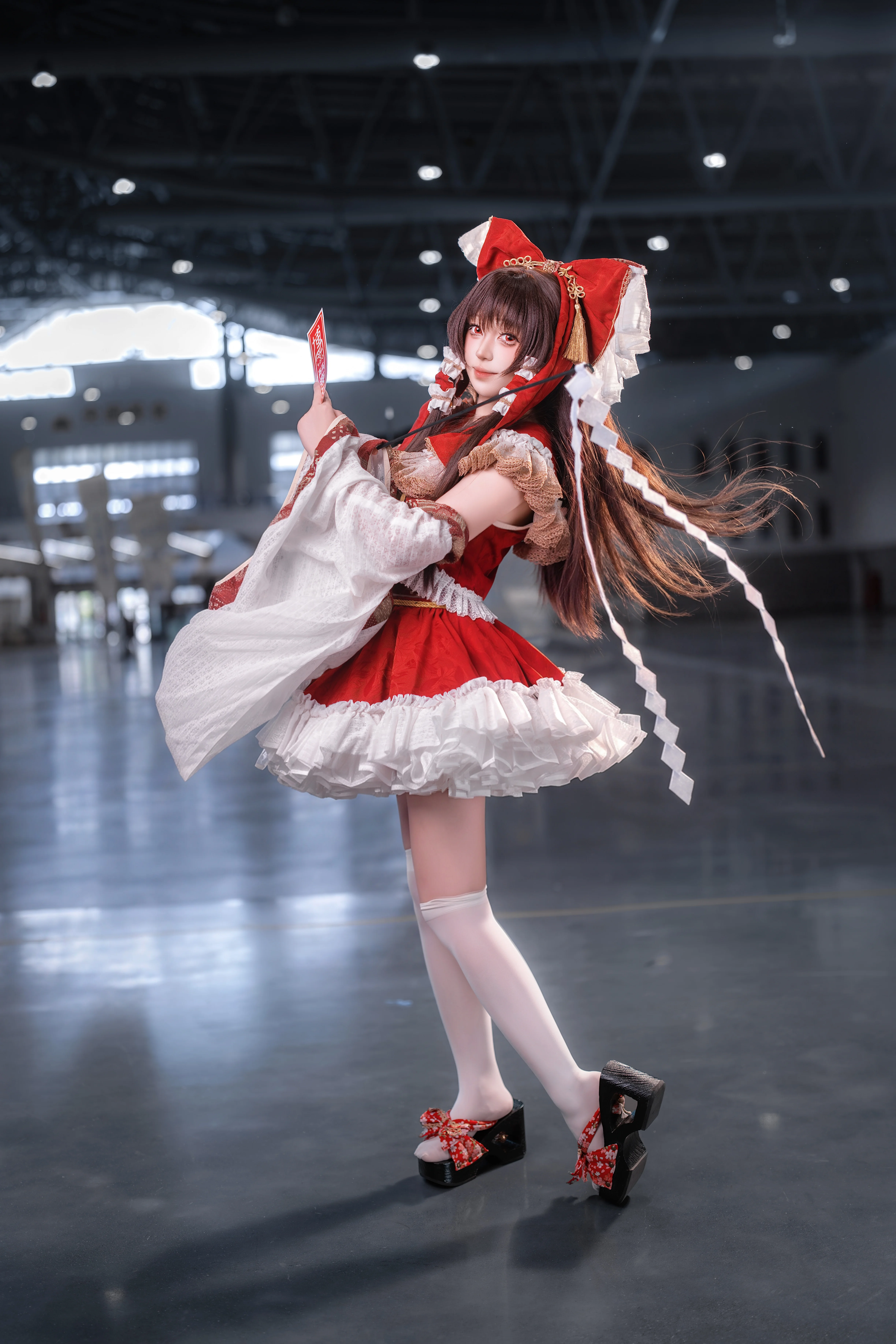 [Reimu Hakurei Cosplay] Shrine Maiden of Paradise, Red-and-White Blessings at the Convention Center - Image 3
