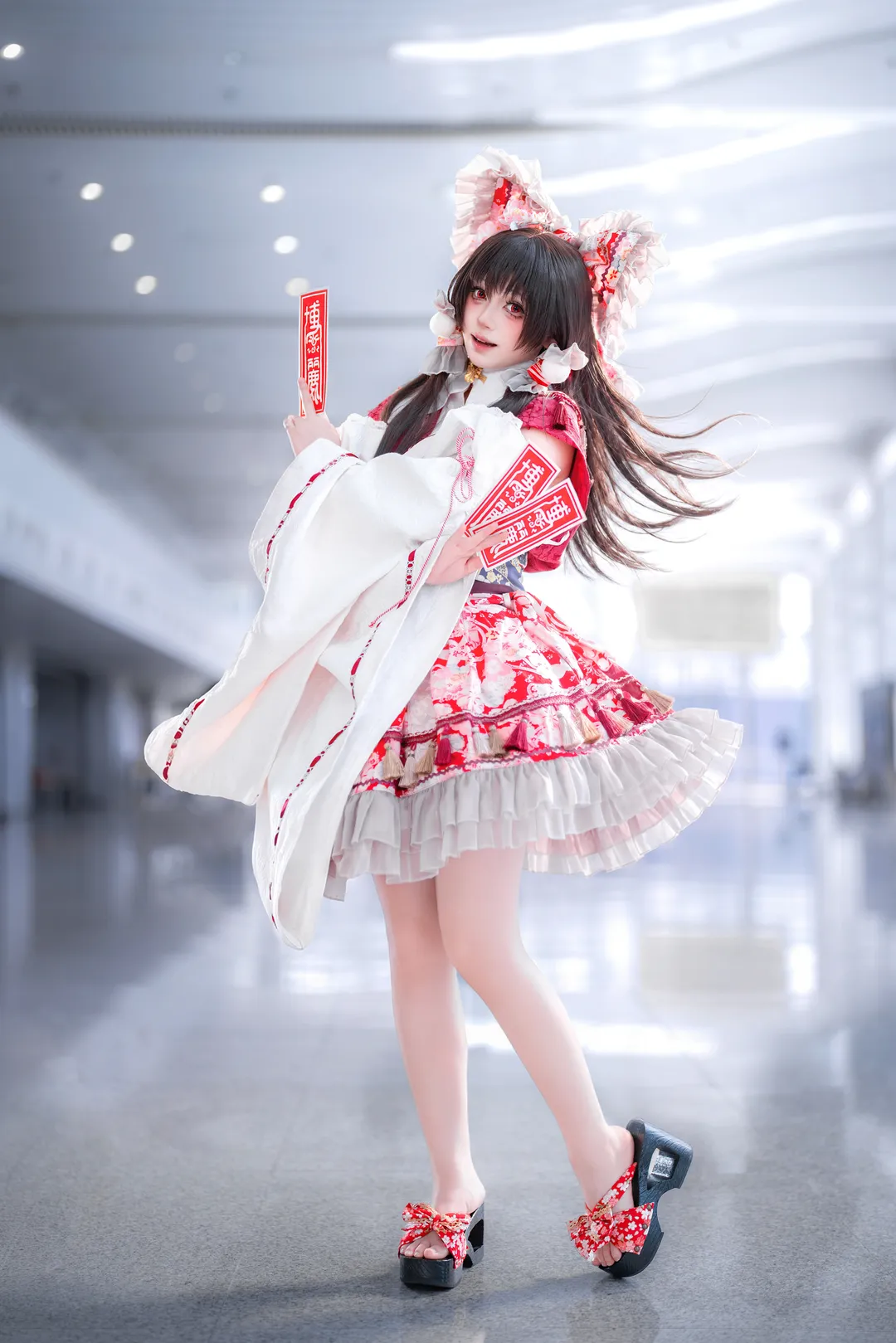 【博丽灵梦cos】会展摄影区的光线比想象中更适合东方巫女