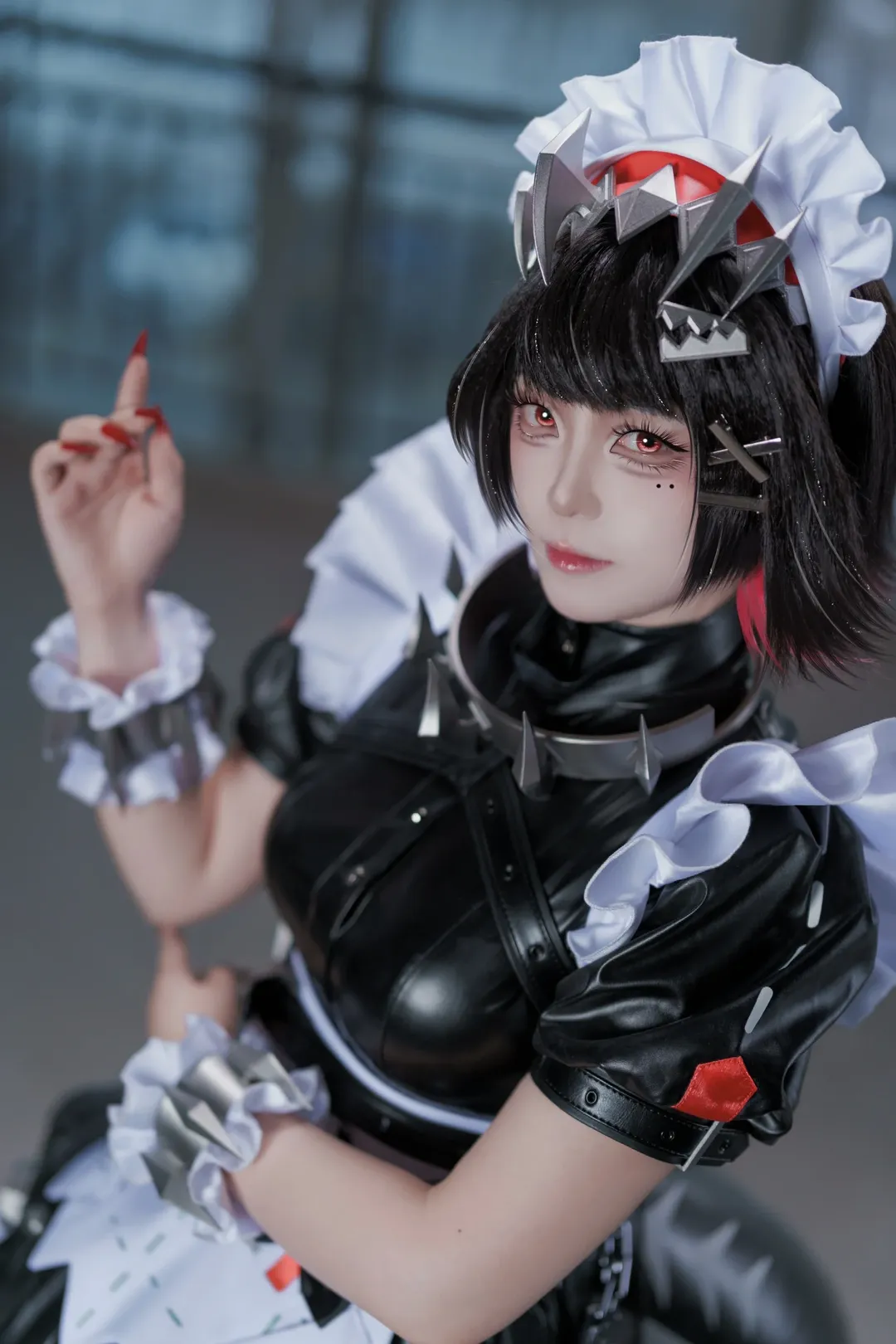 【艾蓮喬cos】鯊魚妹的冷甜日常，皮衣與金屬的女僕美學 - 第 1 張