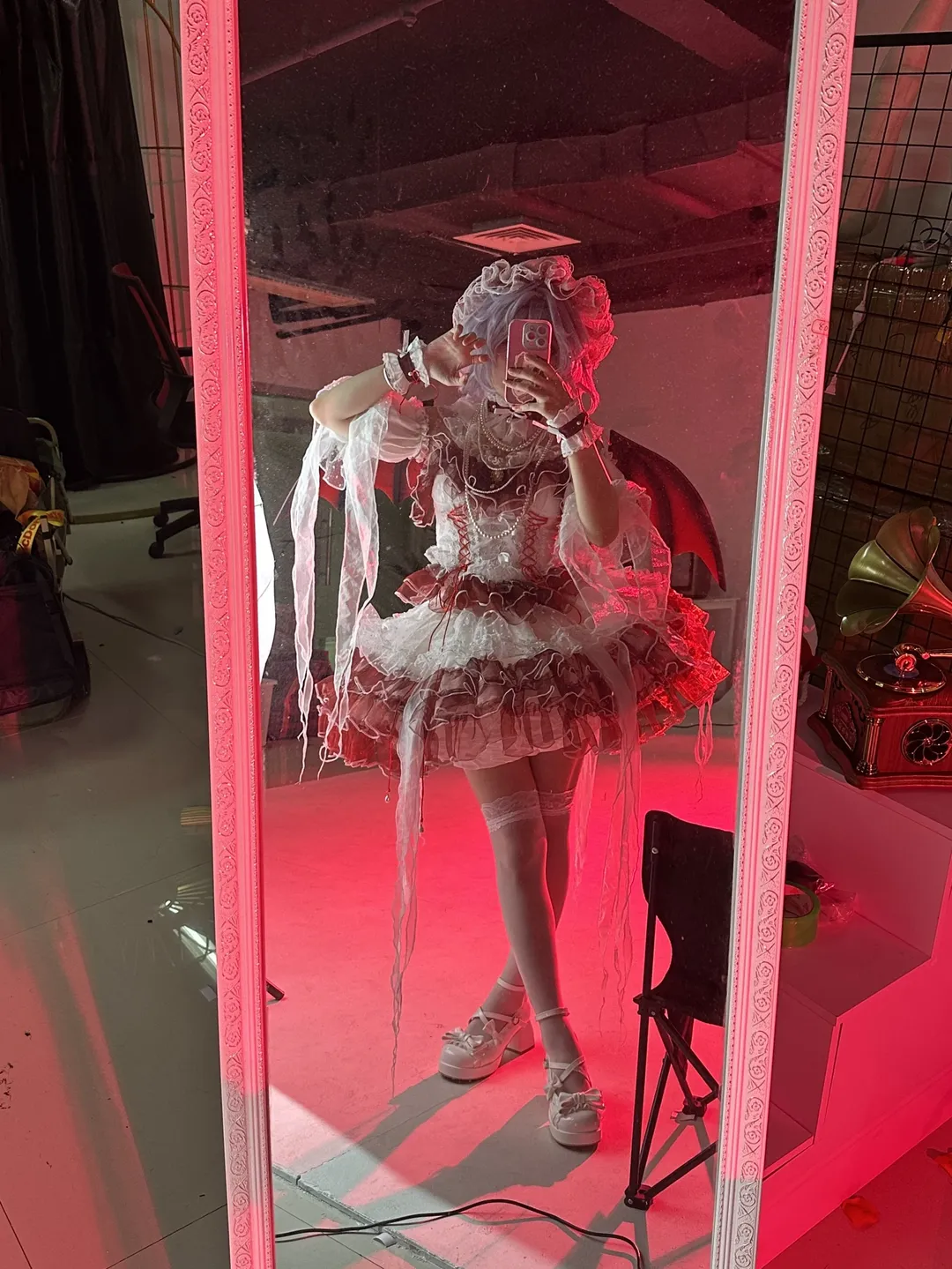 【レミリアコスプレ】『東方Project』の紅魔館の悪魔、紅白の洋装と紅き翼の表現 - 1 枚目