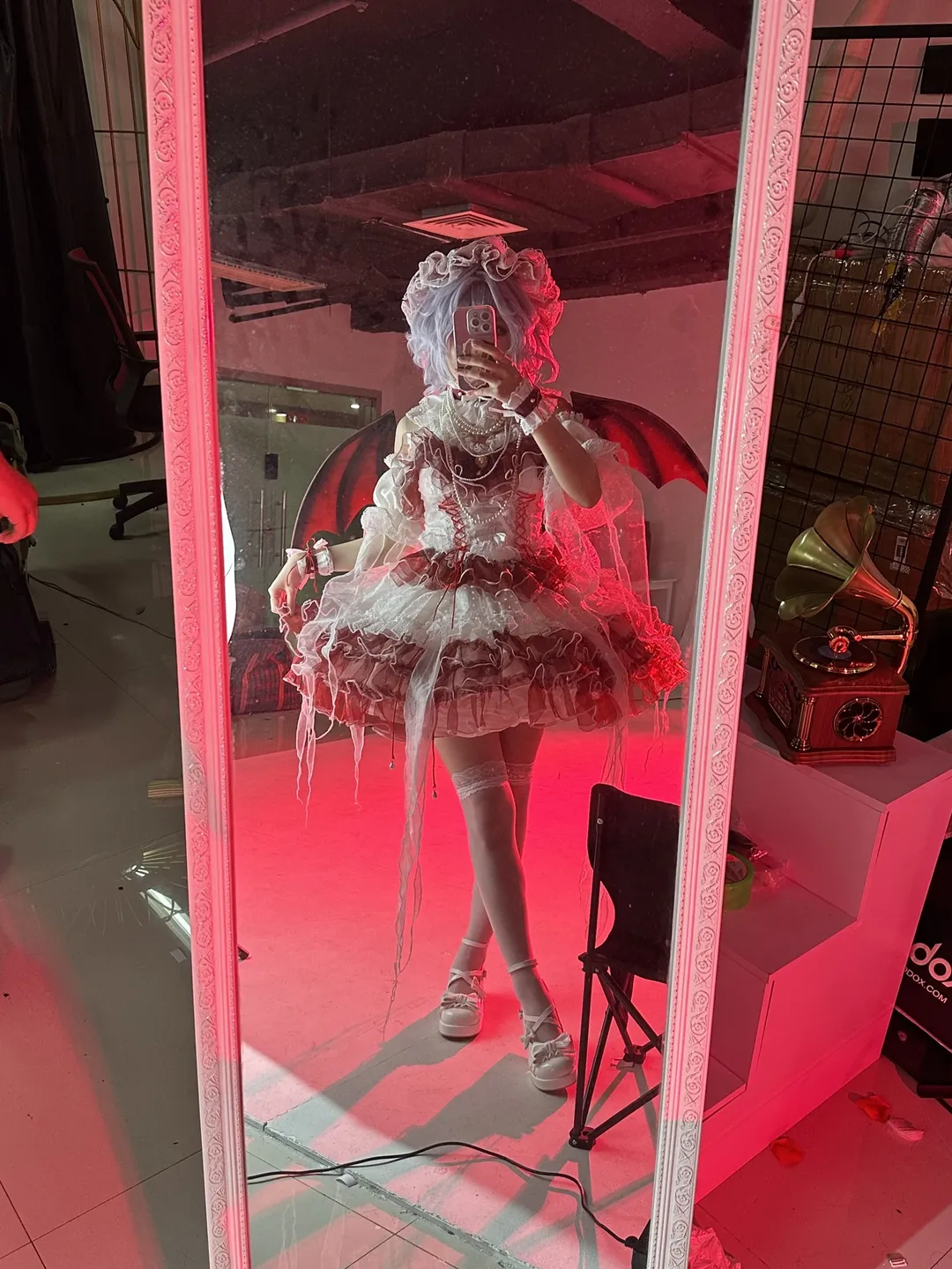 【レミリアコスプレ】『東方Project』の紅魔館の悪魔、紅白の洋装と紅き翼の表現 - 2 枚目