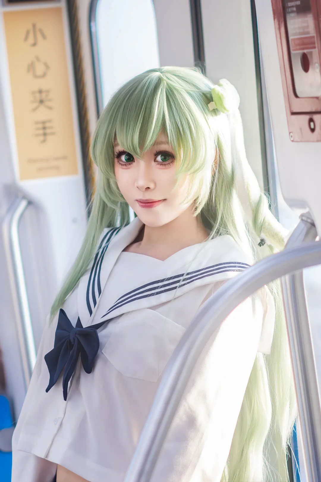 【東方Projectコスプレ】地下鉄駅のセーラー服×白ストッキング少女、日常感が意外なほどマッチ - 1 枚目