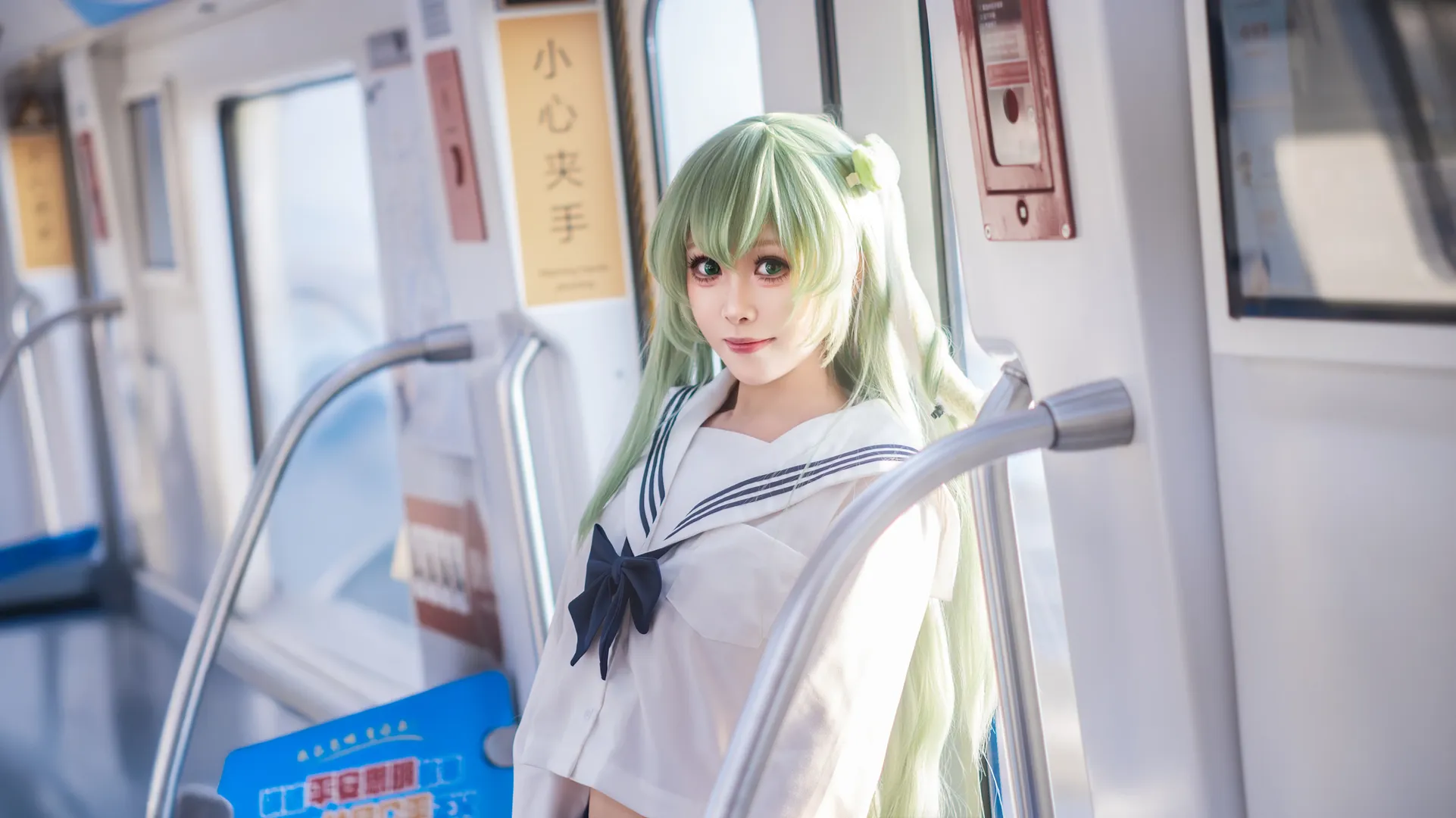 【東方Projectコスプレ】地下鉄駅のセーラー服×白ストッキング少女、日常感が意外なほどマッチ - 2 枚目