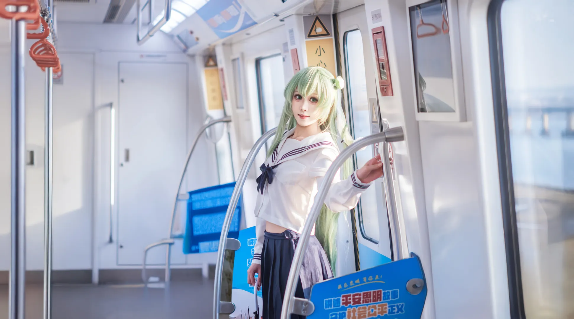 【東方Projectコスプレ】地下鉄駅のセーラー服×白ストッキング少女、日常感が意外なほどマッチ - 3 枚目