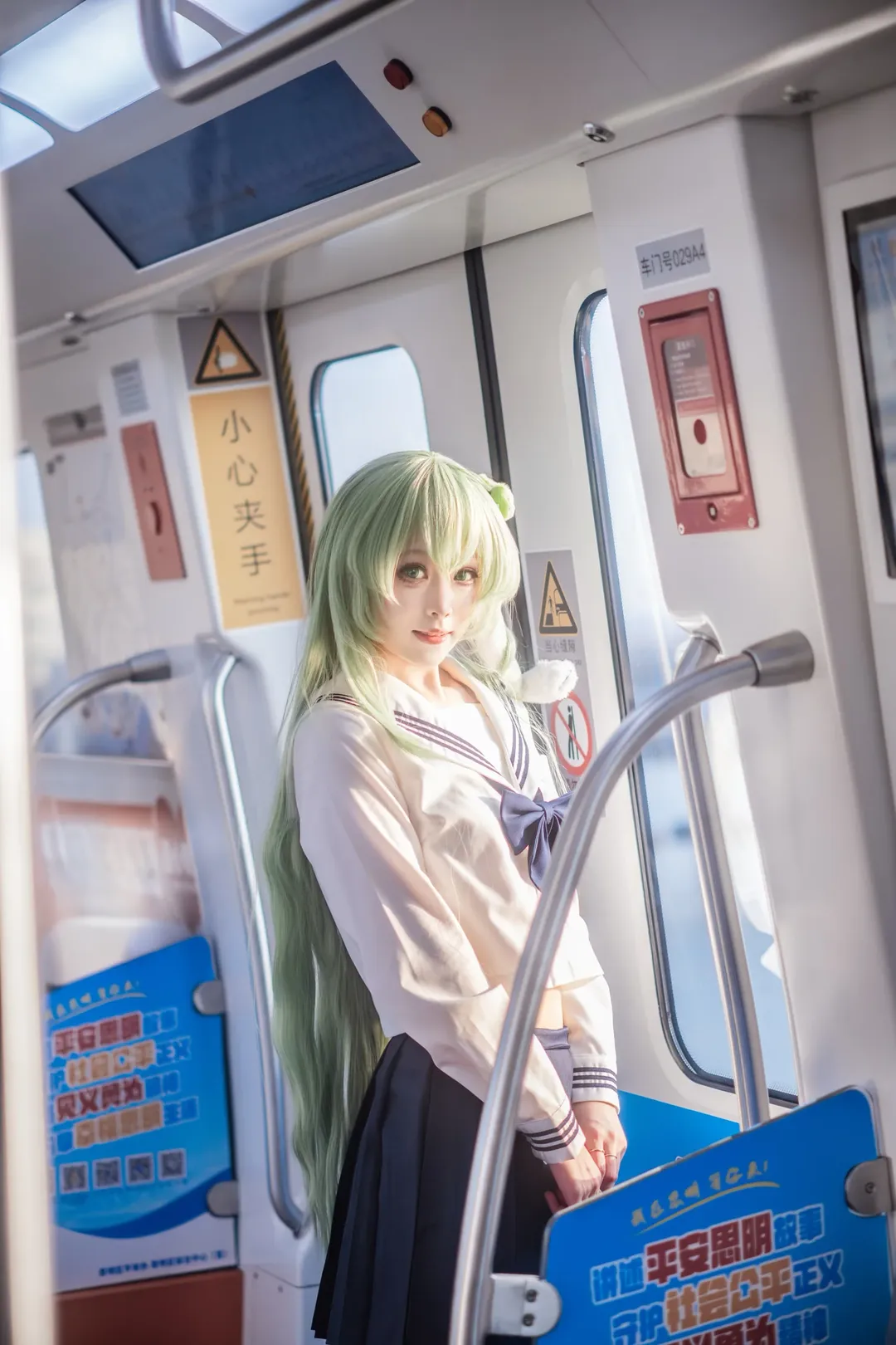 【東方Projectコスプレ】地下鉄駅のセーラー服×白ストッキング少女、日常感が意外なほどマッチ - 4 枚目