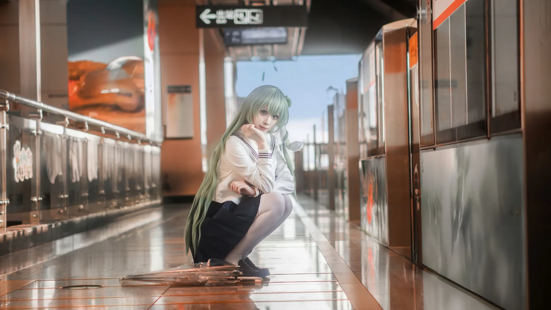 【東方Projectコスプレ】地下鉄駅のセーラー服×白ストッキング少女、日常感が意外なほどマッチ - 5 枚目