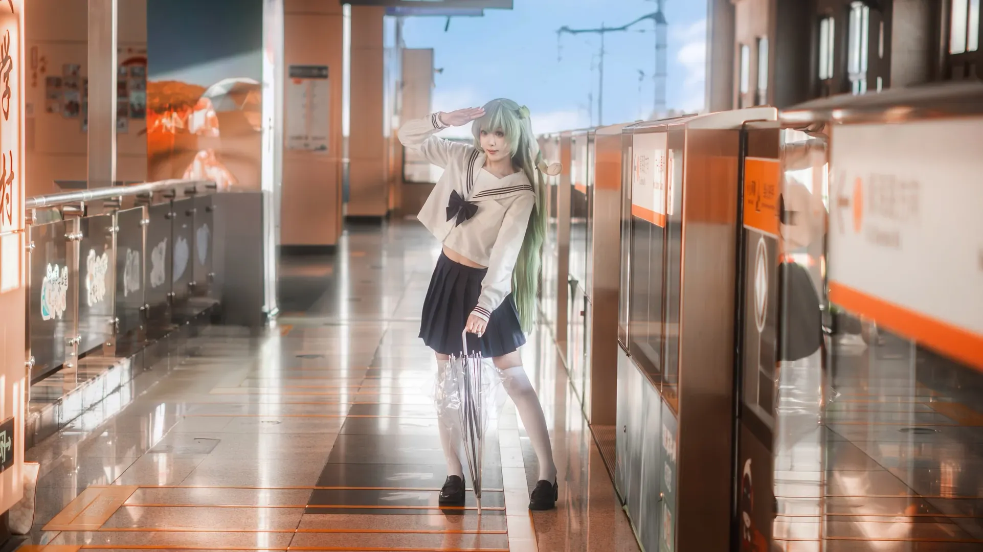 【东方projectcos】地铁站里的水手服白丝少女，日常感意外地契合