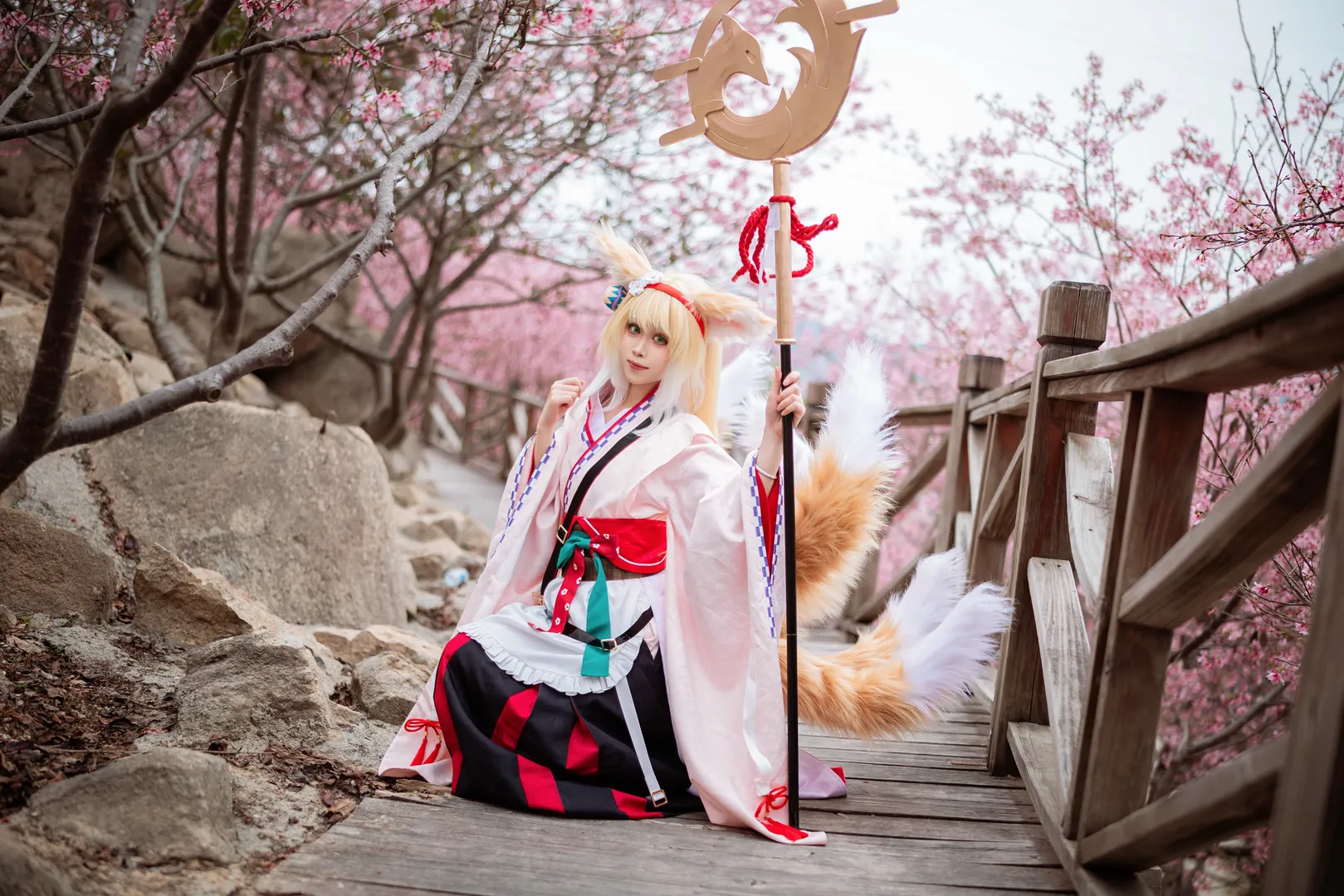 【スズラン コスプレ】アークナイツ、桜のウッドデッキに佇む九尾の小狐 - 2 枚目
