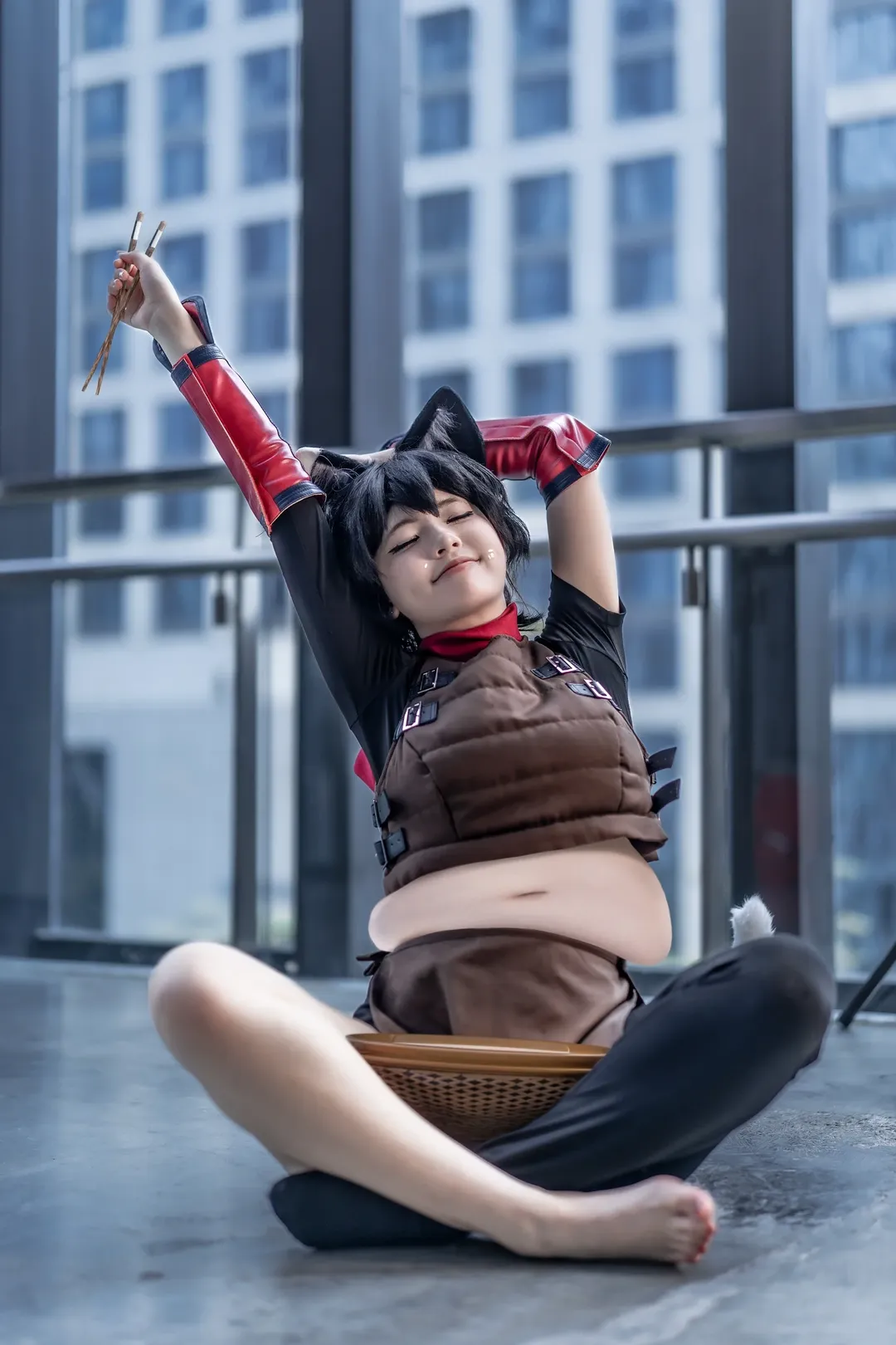 【イヅツミコスプレ】『ダンジョン飯』の白黒猫、お腹いっぱいで背伸び
