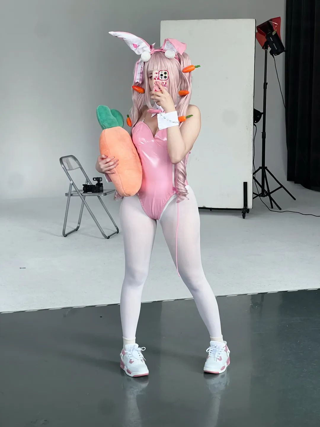 【nikke胜利女神cos】粉白兔耳造型与胡萝卜道具的棚拍记录