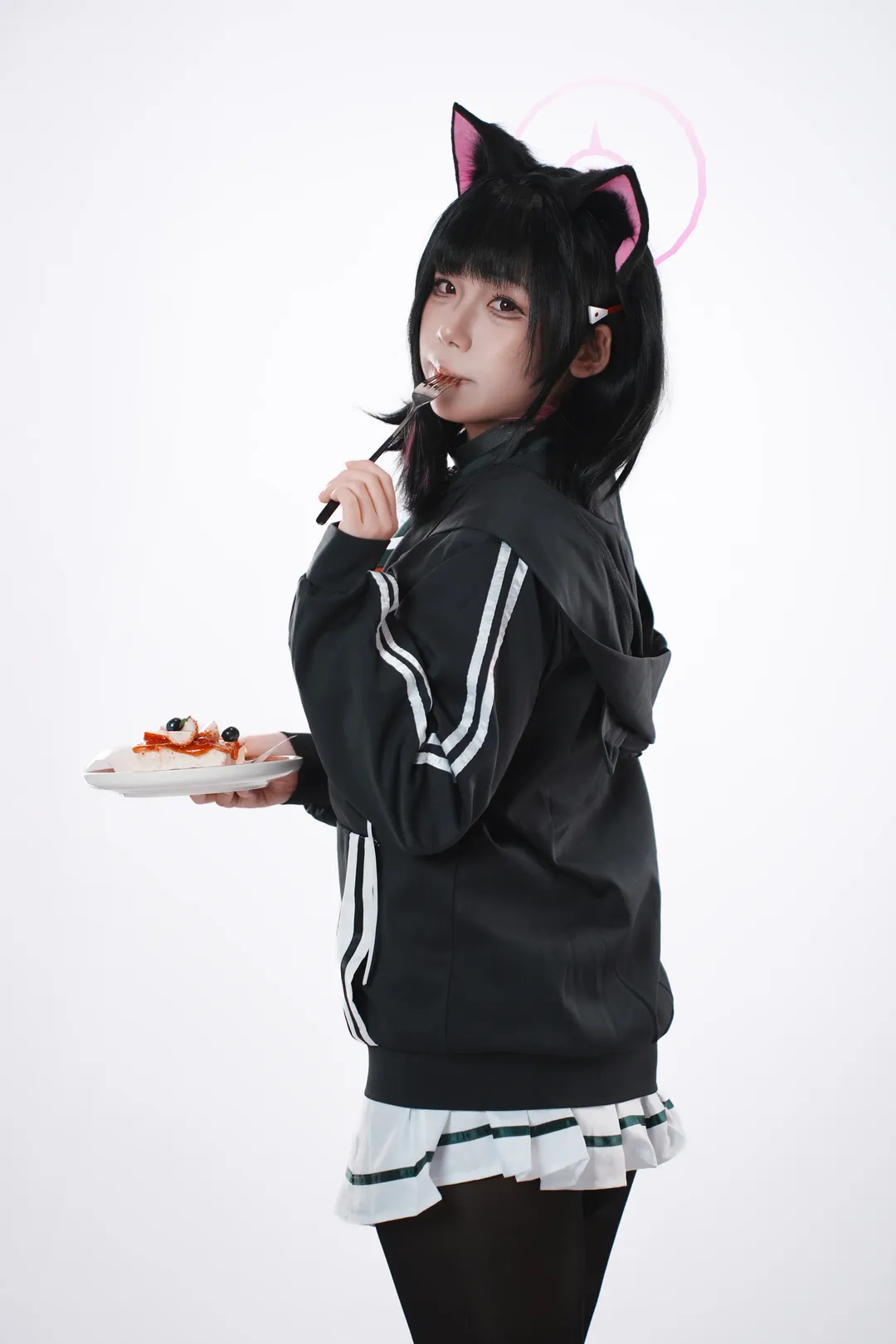 【杏山和纱cos】带着礼物和蛋糕的蔚蓝档案新年瞬间 - 第 3 张