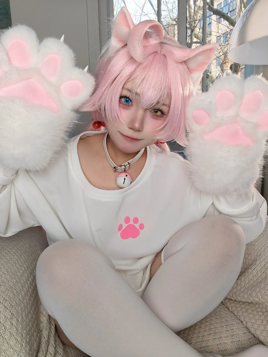【小鸟游星野cos】慵懒阳光下的居家感，粉色猫猫来敲门