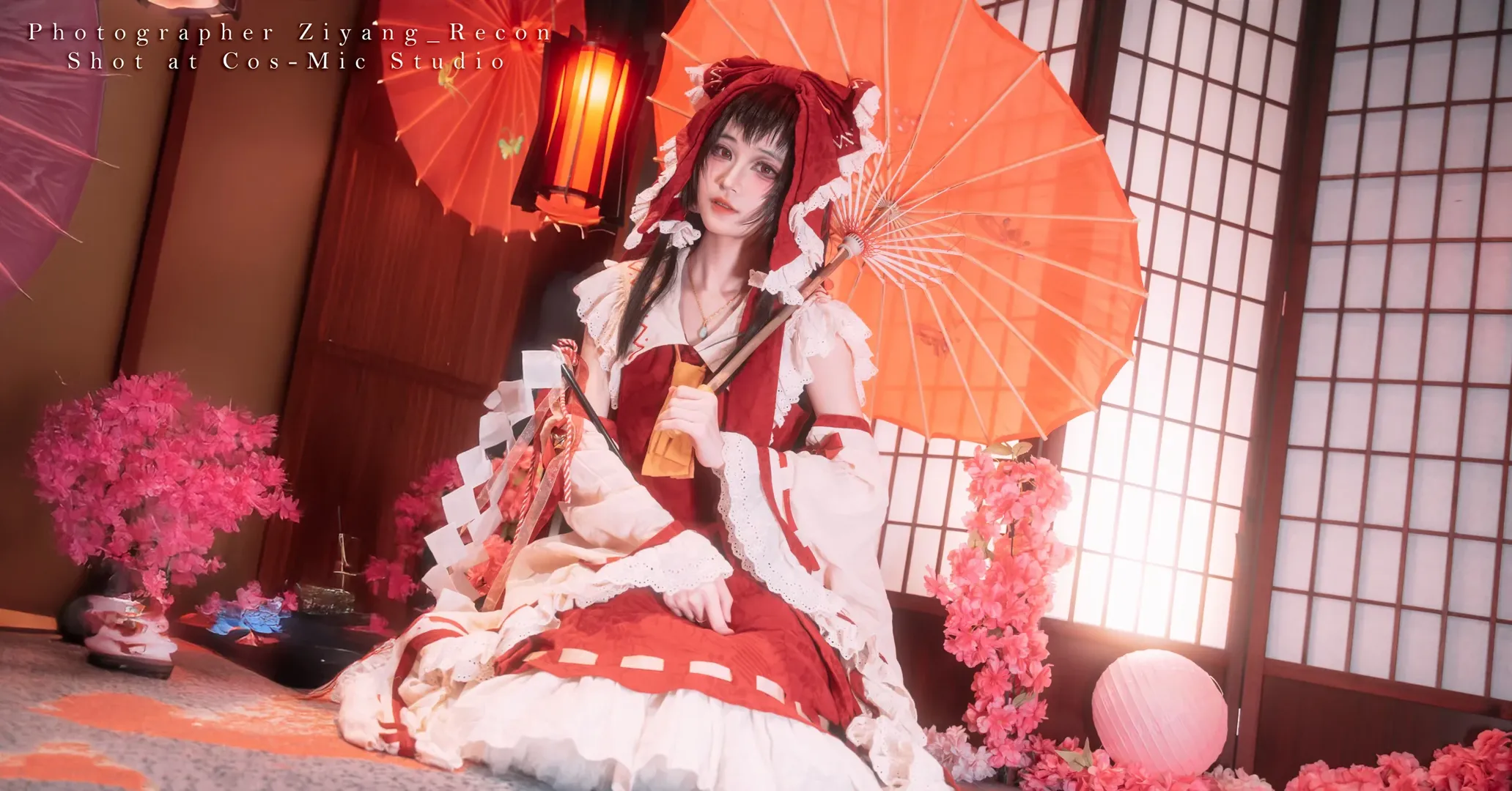【博丽灵梦cos】红色和风布景下的东方巫女 - 第 1 张