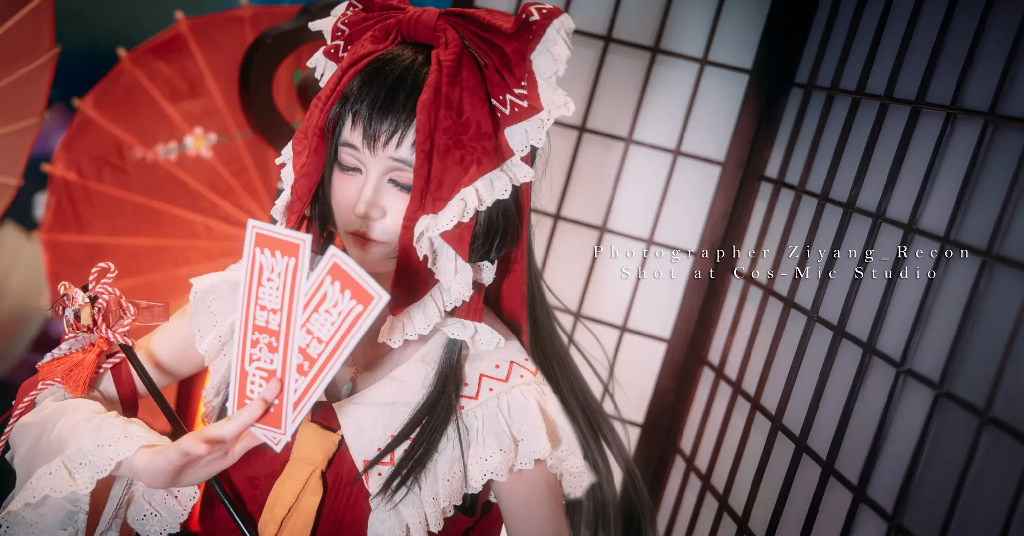 【博丽灵梦cos】红色和风布景下的东方巫女 - 第 4 张