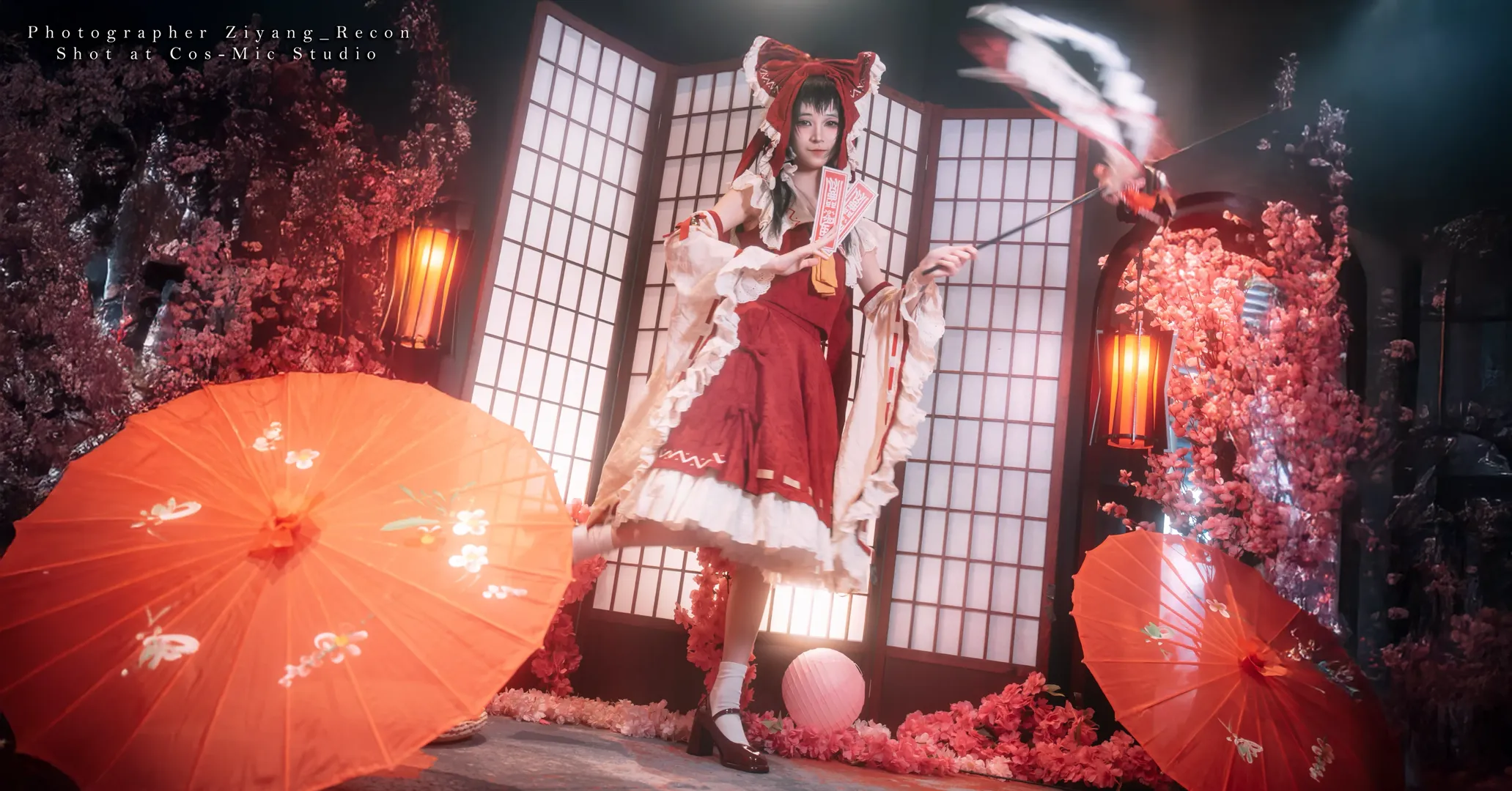 【博丽灵梦cos】红色和风布景下的东方巫女