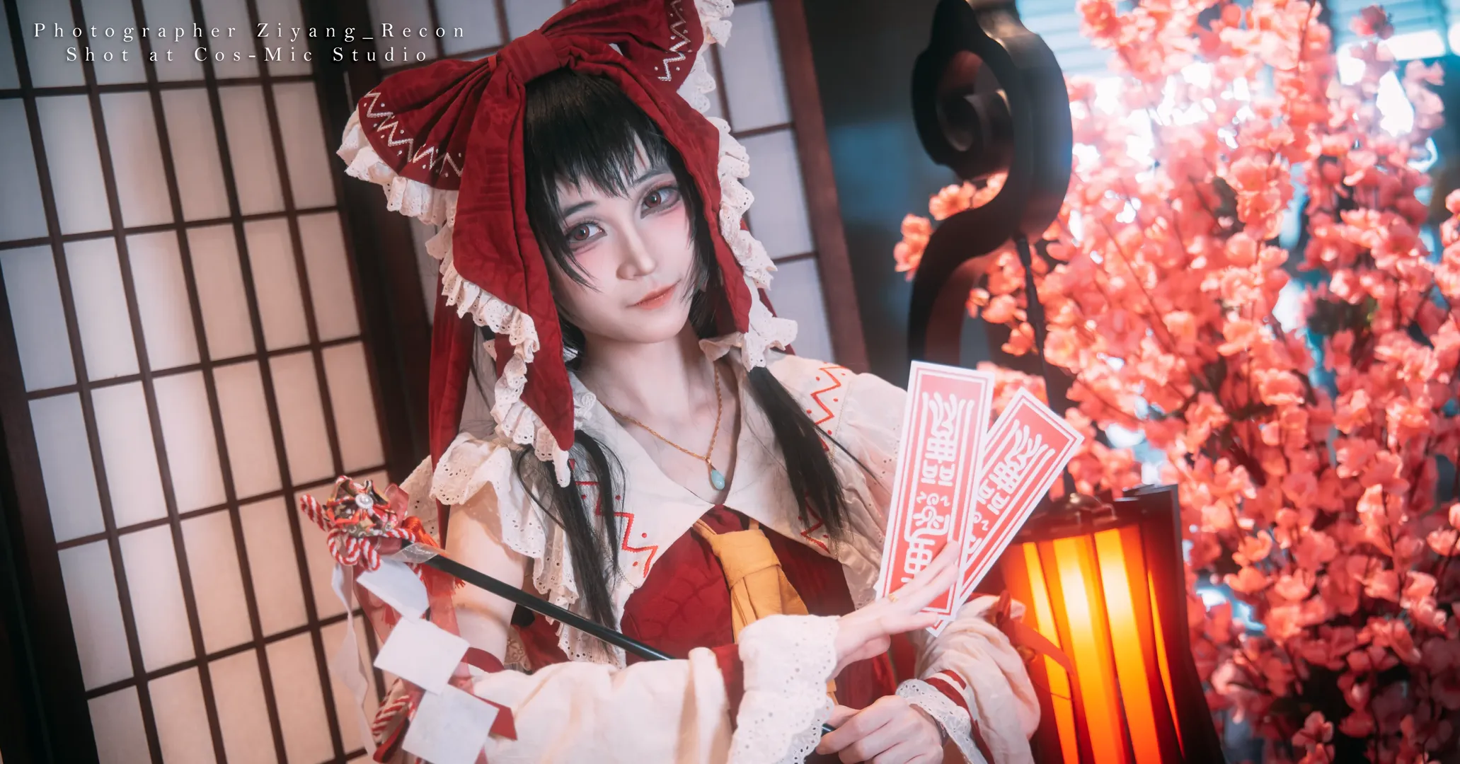 【博丽灵梦cos】红色和风布景下的东方巫女 - 第 6 张