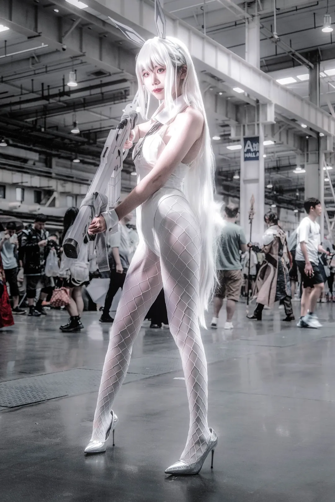 【布兰儿cos】胜利女神nikke，白色流光下的冷冽场照