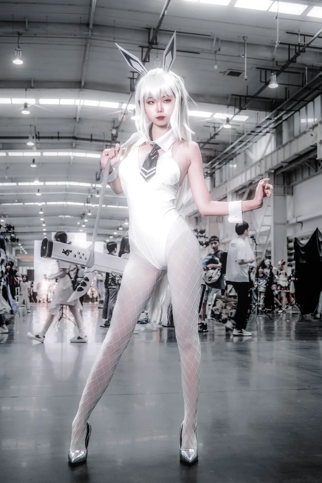 【ブラン コスプレ】勝利の女神：NIKKE、白い光流の下の冷艶なイベント写真 - 2 枚目