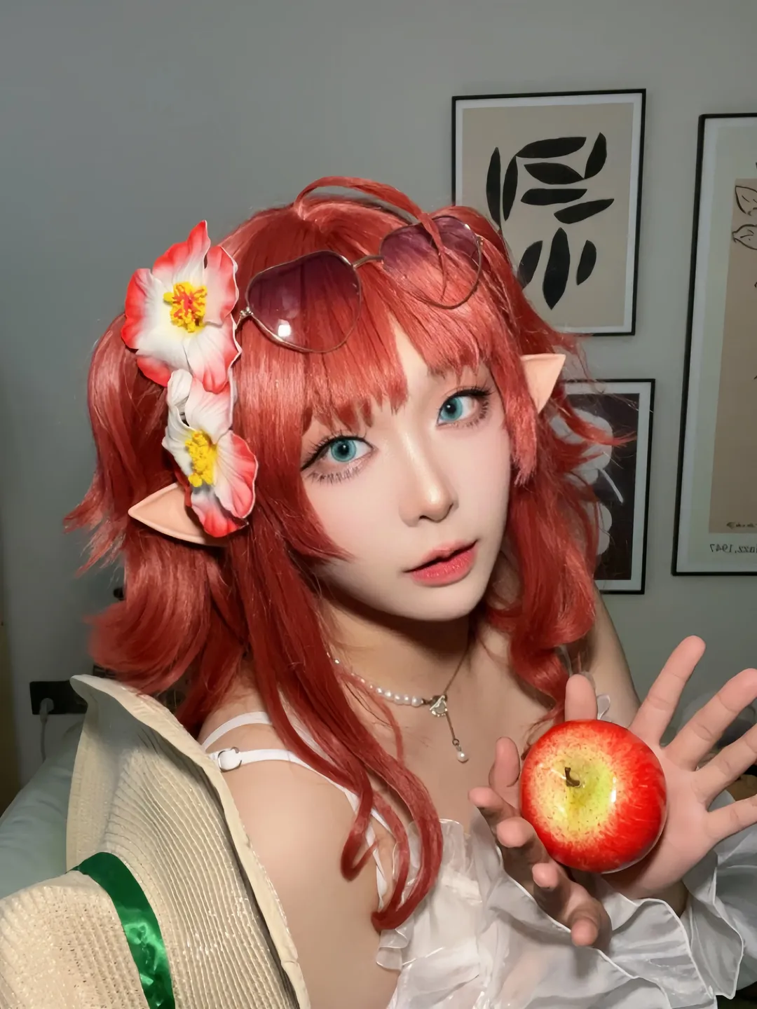 【桃金娘cos】拿着小苹果的夏卉泳装，今日份的明日方舟 - 第 1 张