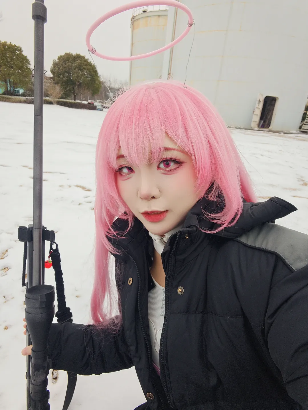 【ラテラーノ合わせ写真】氷点下の雪原で銃を担ぐ、冬のインダストリアル系ロケーション撮影 - 2 枚目