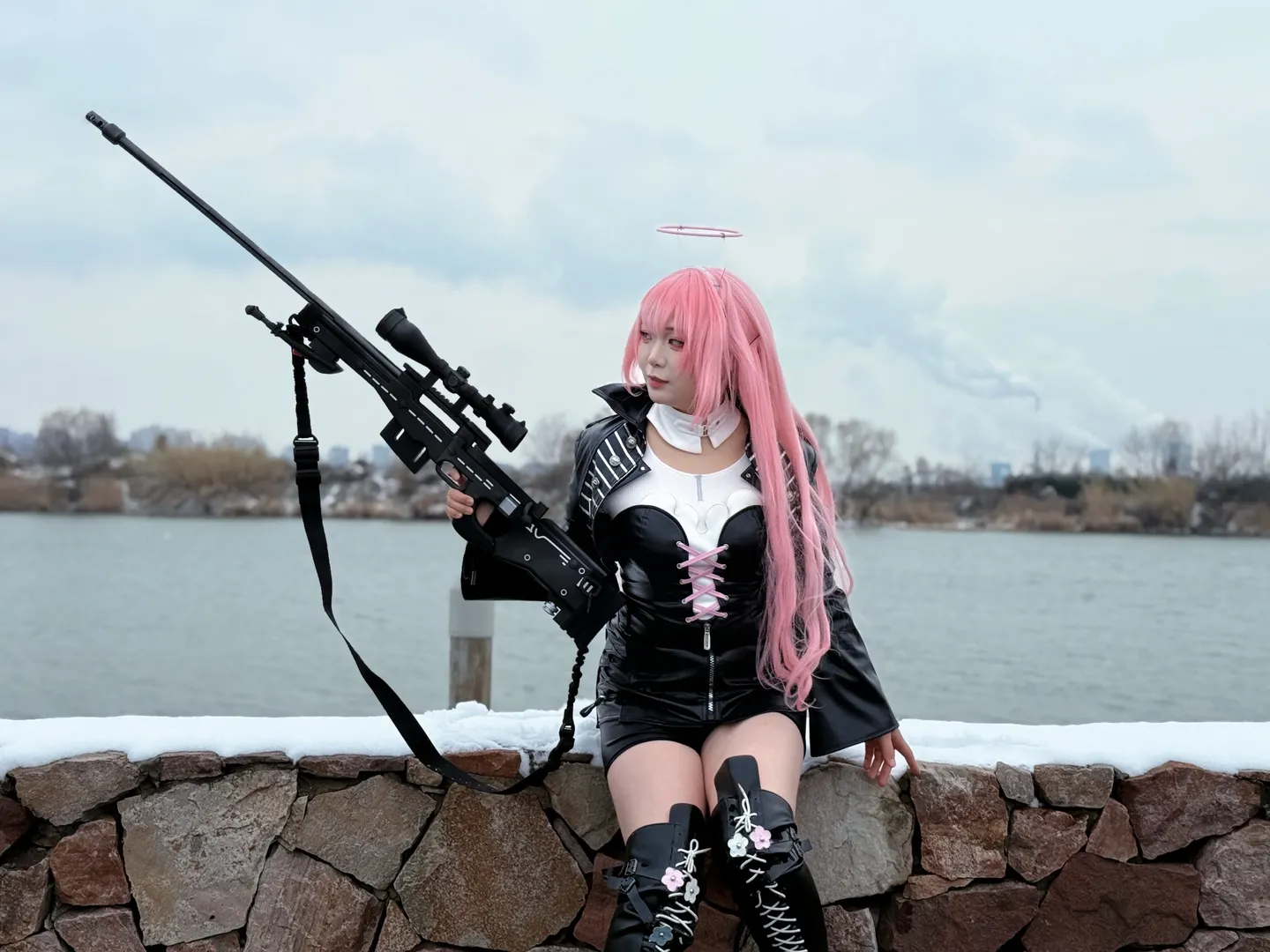 【ラテラーノ合わせ写真】氷点下の雪原で銃を担ぐ、冬のインダストリアル系ロケーション撮影 - 3 枚目