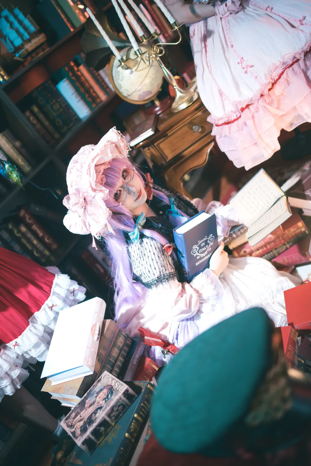 【帕秋莉诺蕾姬cos】东方project红魔馆，书页与烛光里的静谧魔法使 - 第 2 张