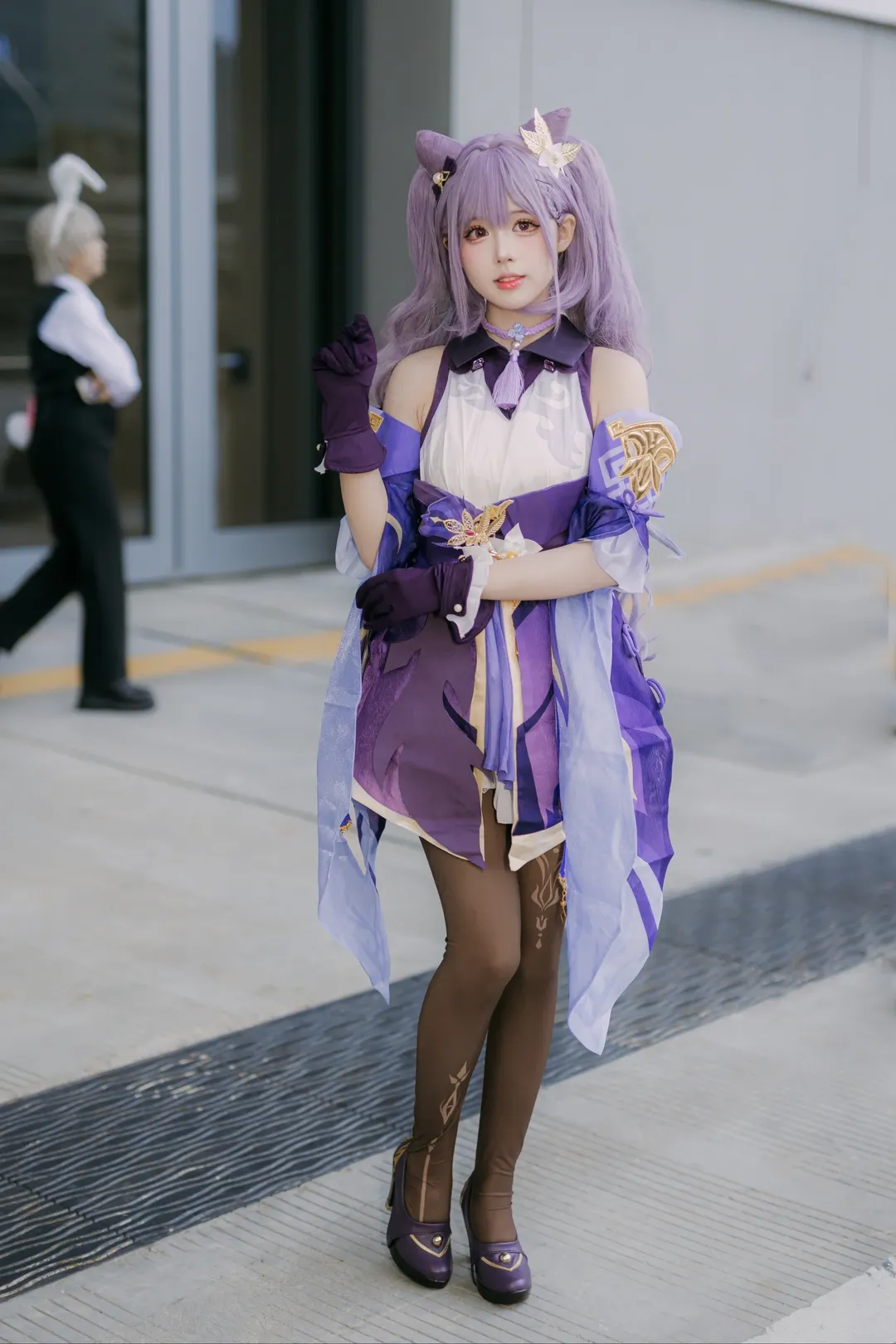 【刻晴コスプレ】深センAD02会場外速報写真、紫系コーデとストッキングのディテールで魅せる至高の表現 - 3 枚目